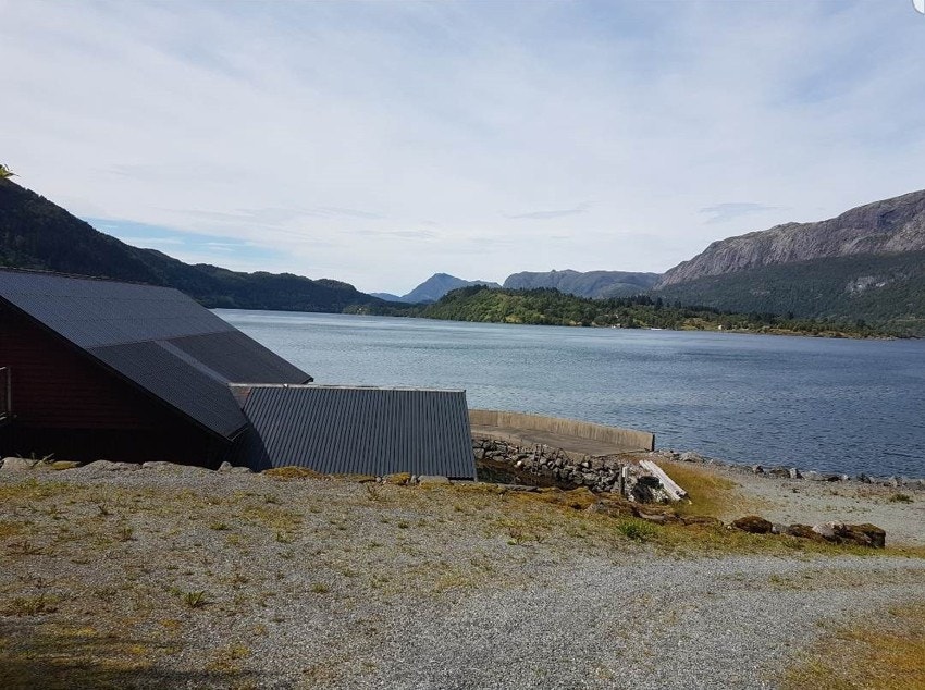 Det er opparbeida veg ned til naustområdet Galleribilde