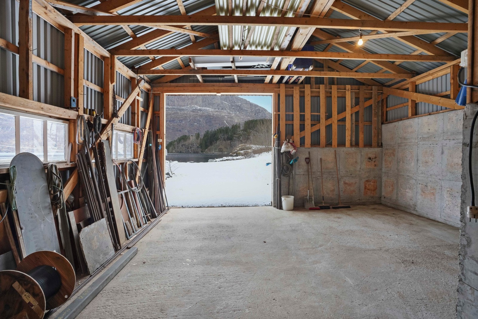 Det er en ekstra port ut mot vegen/grusplass Galleribilde