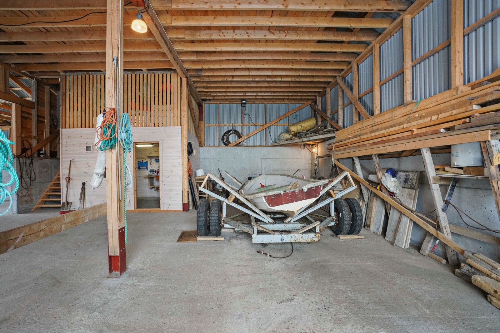 Båthenger og vinsj følger med handelen Galleribilde