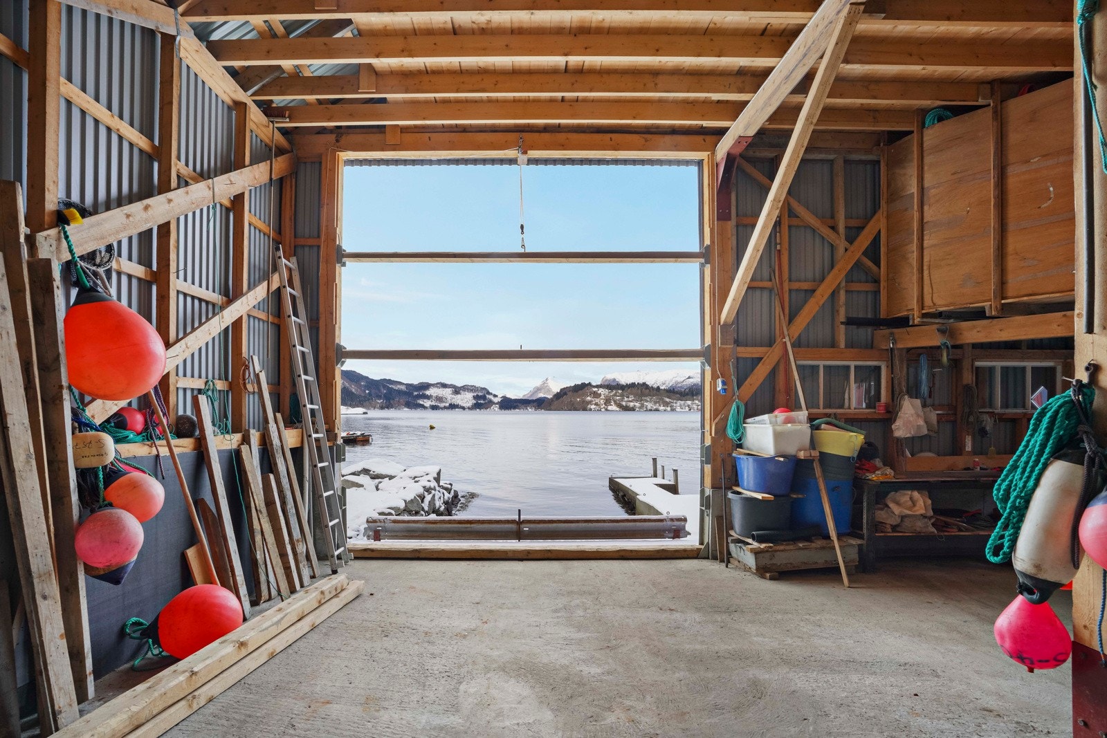 Port med god takhøyde - støpt slipp ut i fjorden Galleribilde