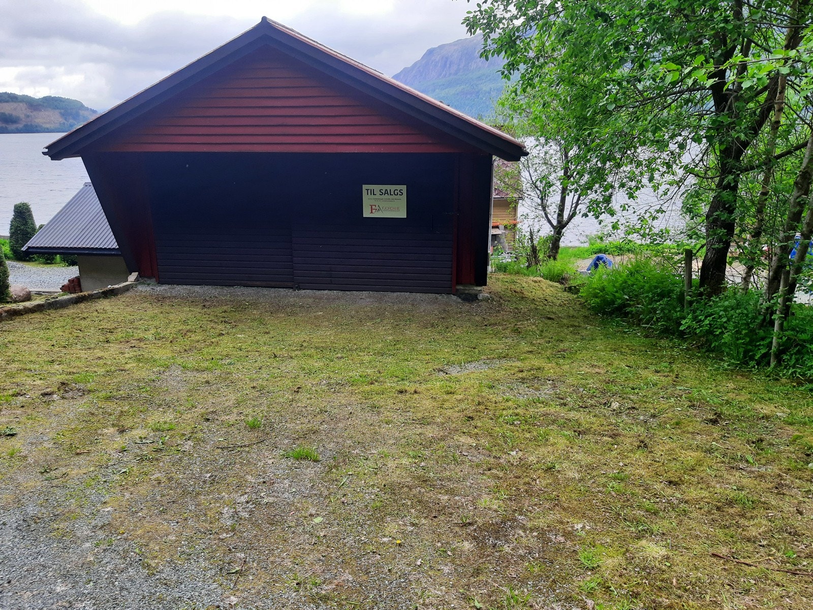 Garasjebygget ligger øverst på tomta like ved kommunal vei Galleribilde