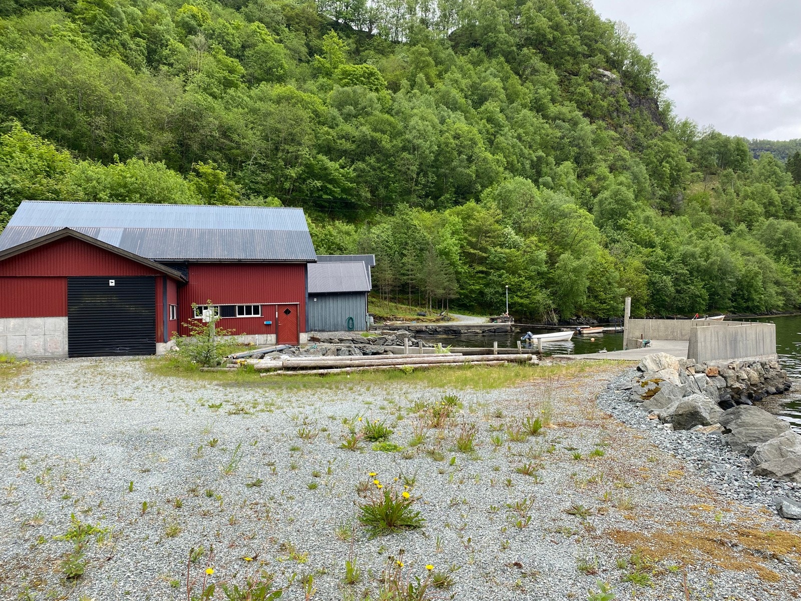 Eiendommen består av et naust med kaianlegg og garasje Galleribilde