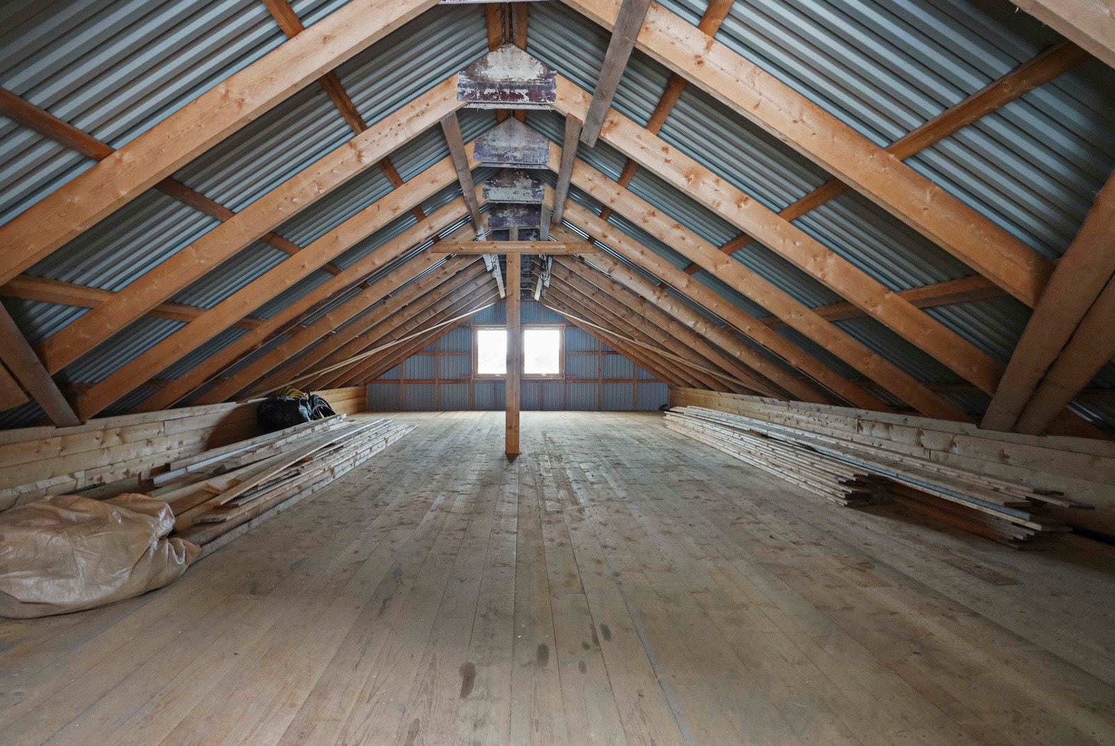 Loftet har et areal på ca. 60m2. - det er også adkomst til loftet via utvendig port fra oppsiden av bygget Galleribilde