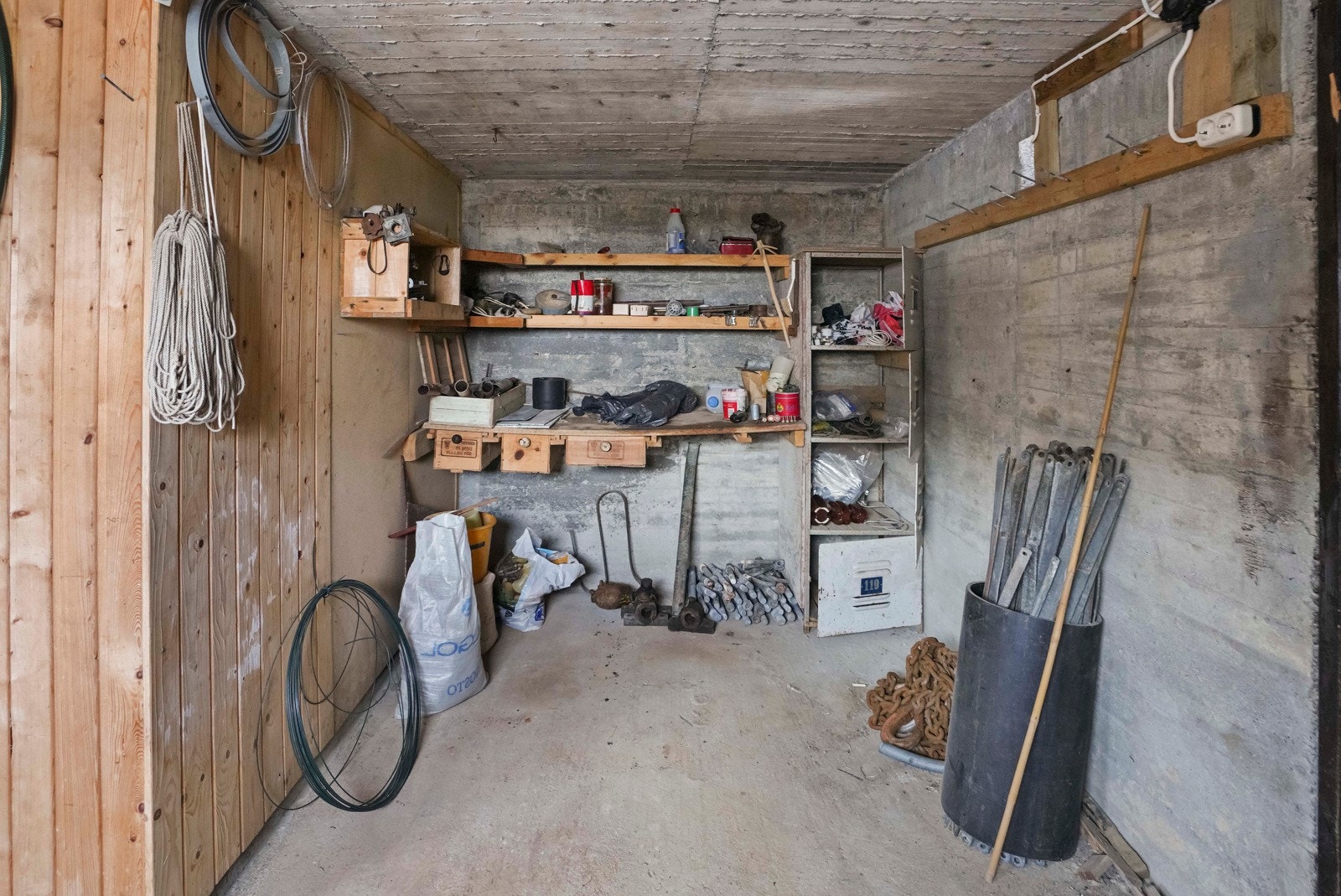 I kjelleren under garasjen er det innreda med flere boder Galleribilde