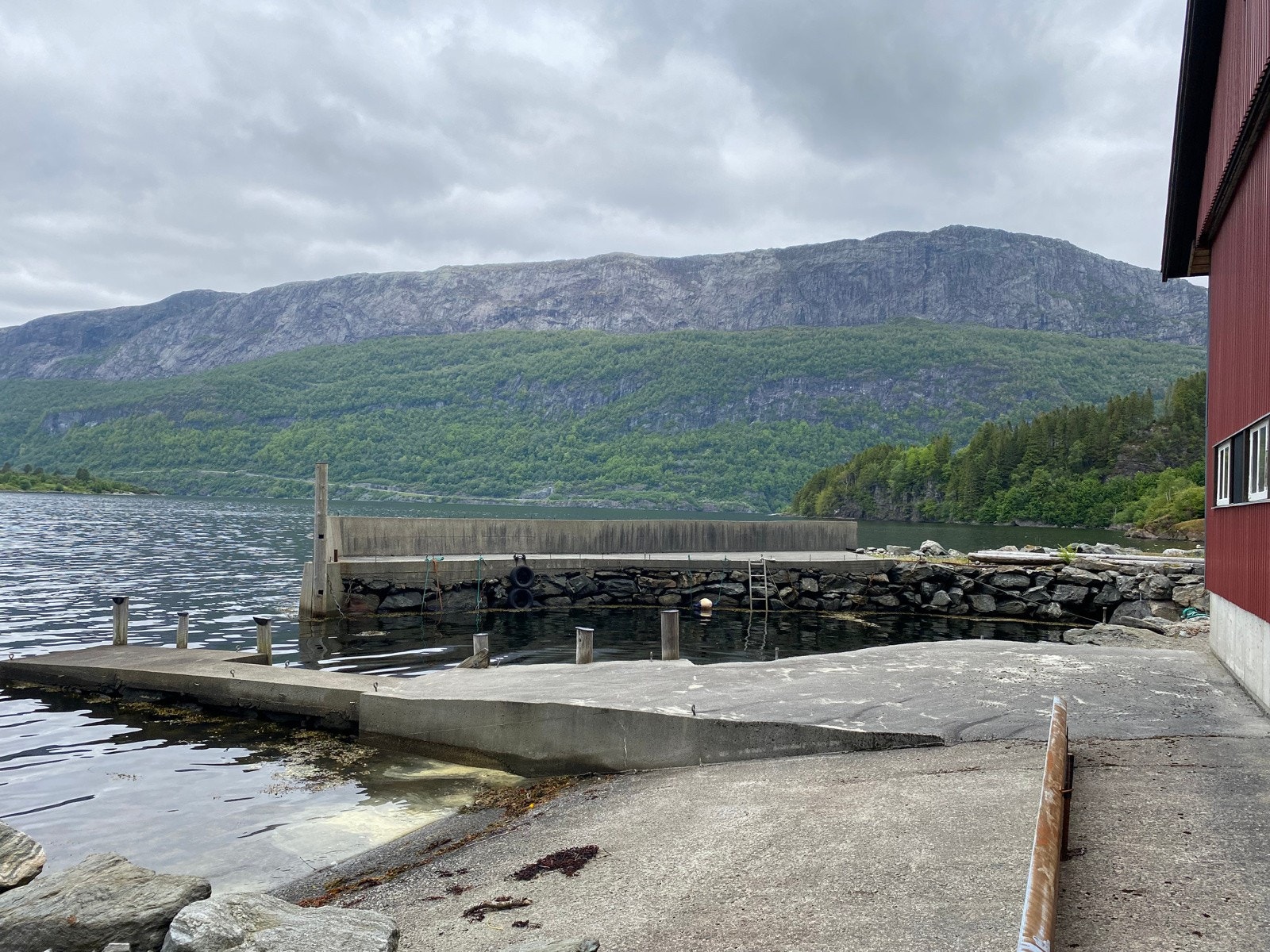 Støpt båtopptrekk med adkomst inn hovedporten på naustet Galleribilde