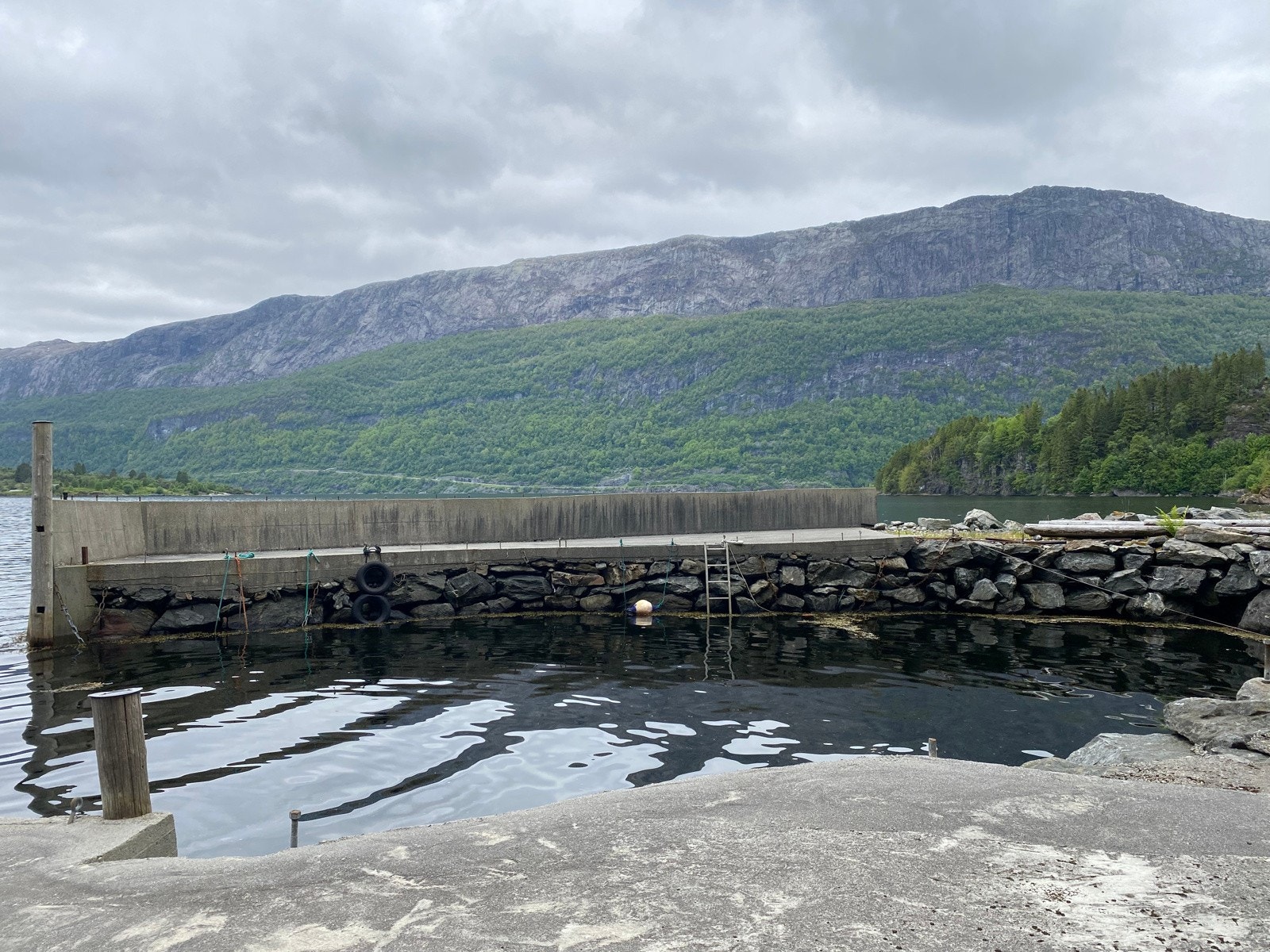 Romslig kaianlegg med molo og båtopptrekk Galleribilde