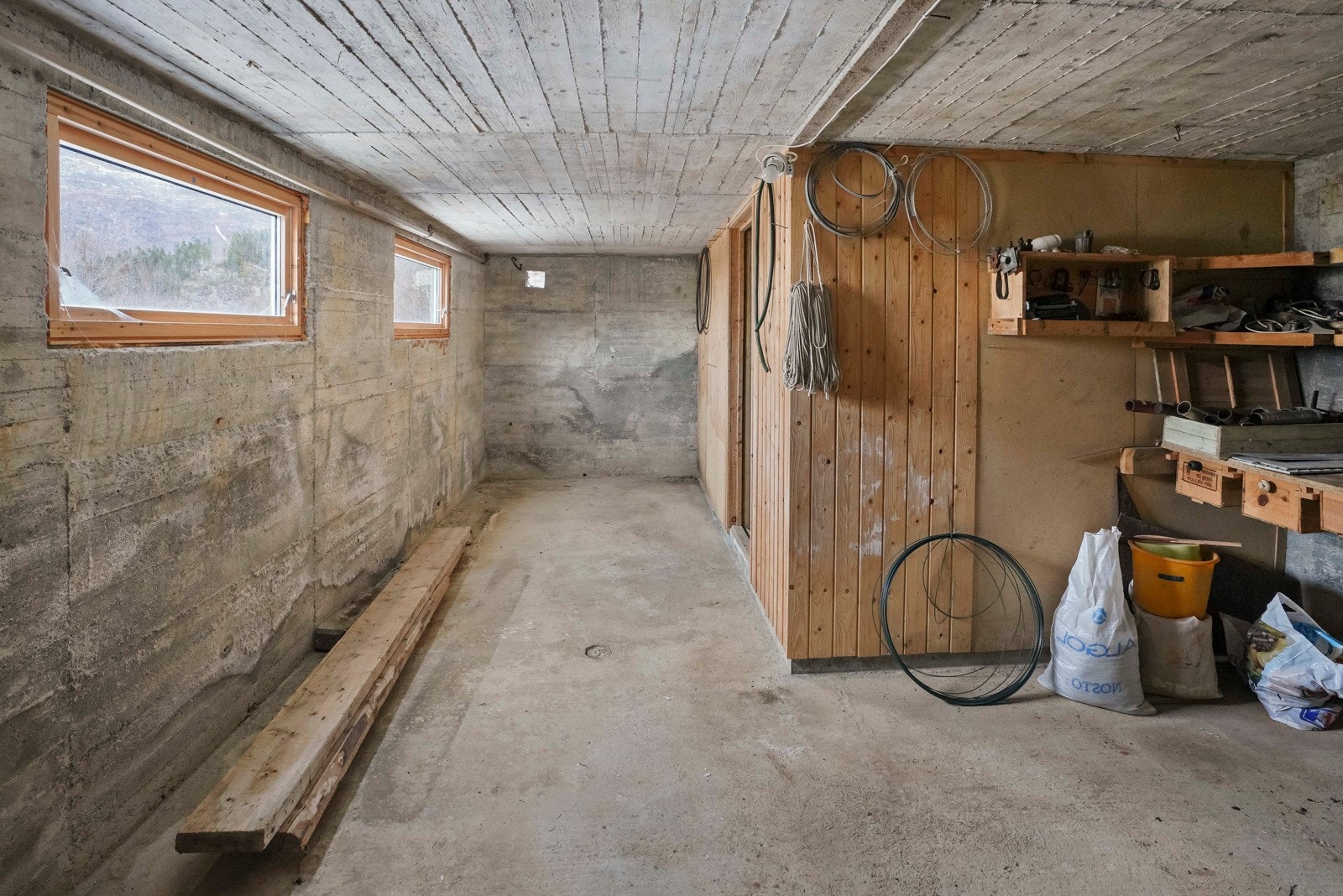 I kjelleren under garasjen er det innreda med flere boder Galleribilde