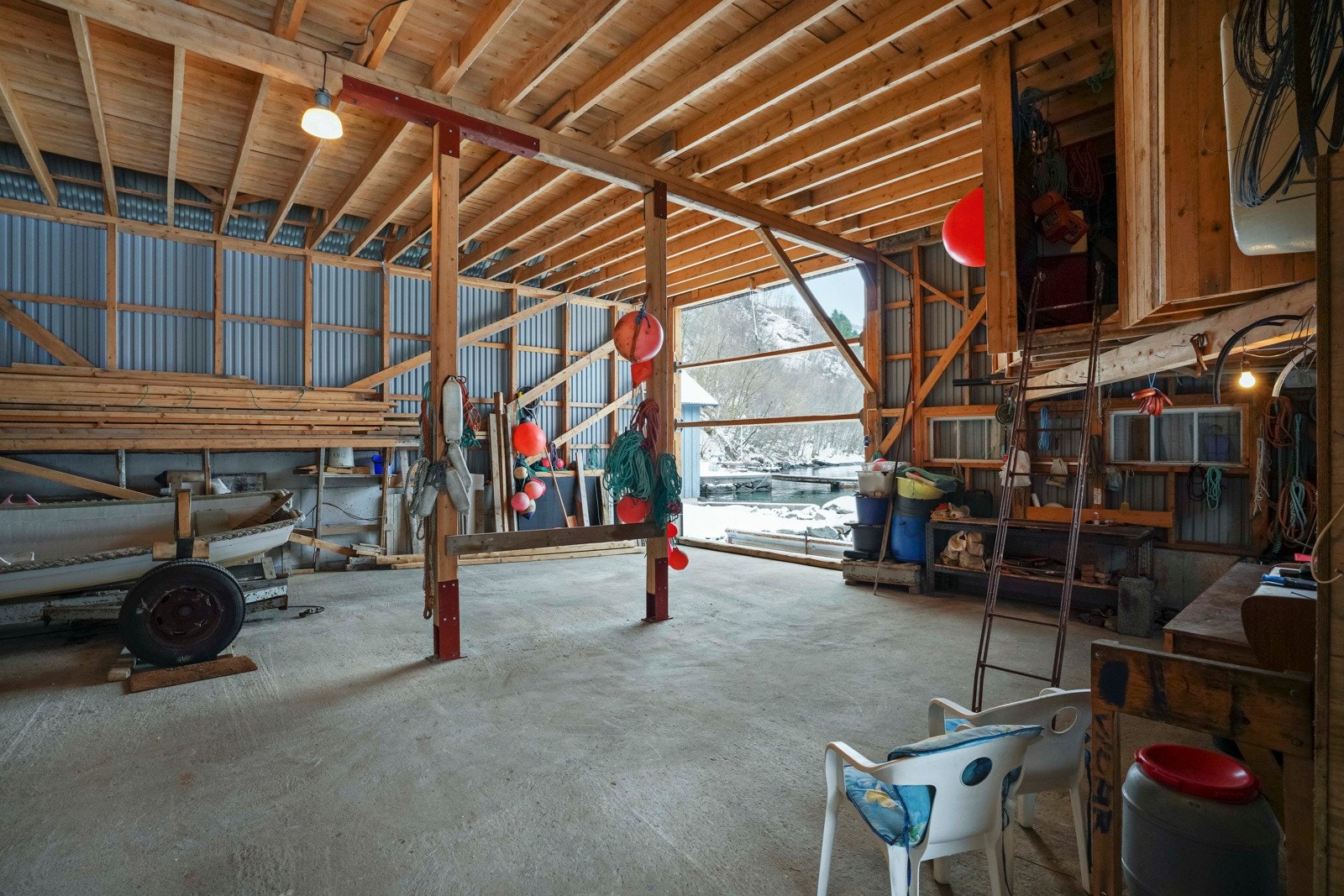 Naustet er av god størrelse hvor eier har hatt lagret båt på 27fot Galleribilde