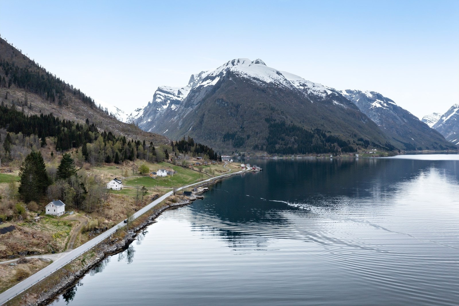 Det tek ca. 20 minutt å køyre til Balestrand sentrum Galleribilde