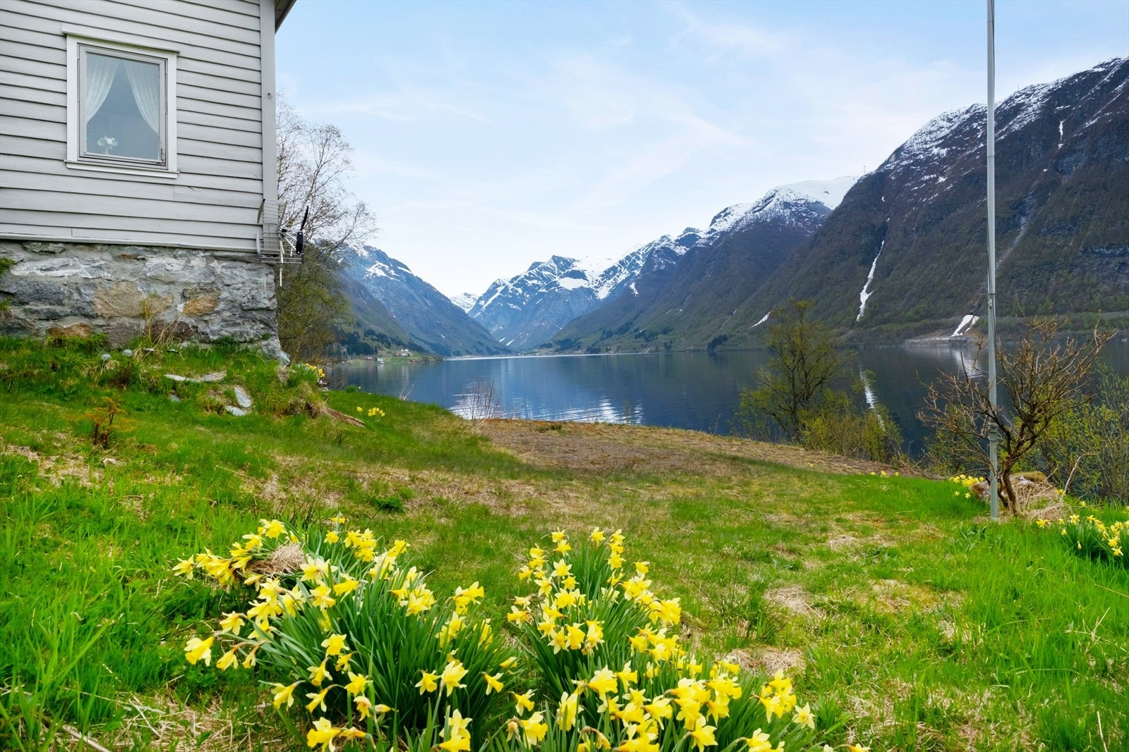 Velkommen til vakre Farnes som ligg ca. 20 minuttar med bil frå Balestrand Galleribilde