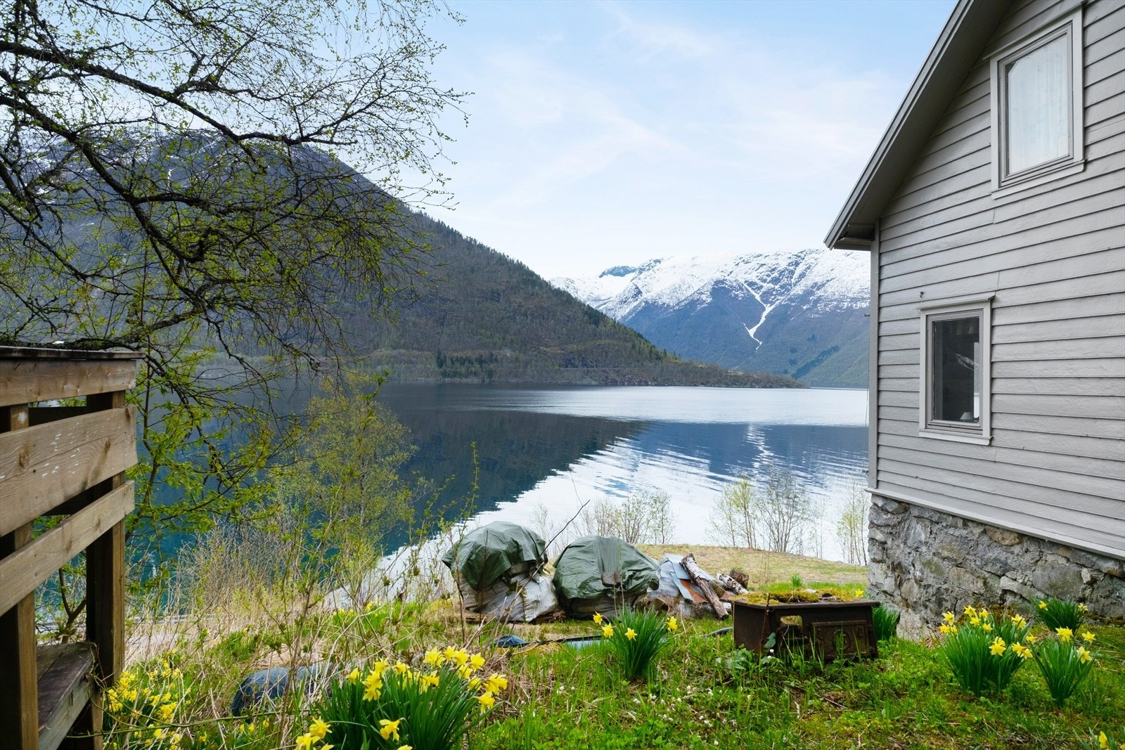 Eigedomen ligg i naturskjønne omgivnader med nærleik til fjord og fjell Galleribilde