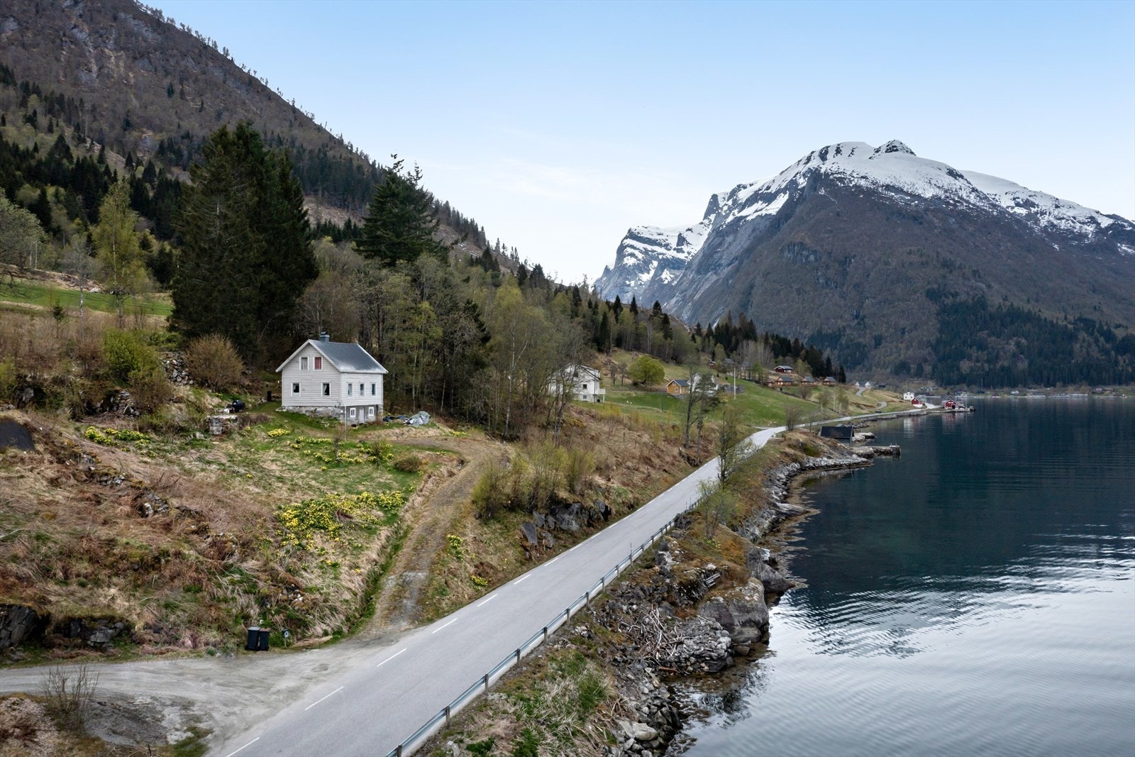 Eigedomen ligg på Farnes omlag 10 minutt frå ferjekaia på Dragsvik i retning Gaularfjellet. Galleribilde