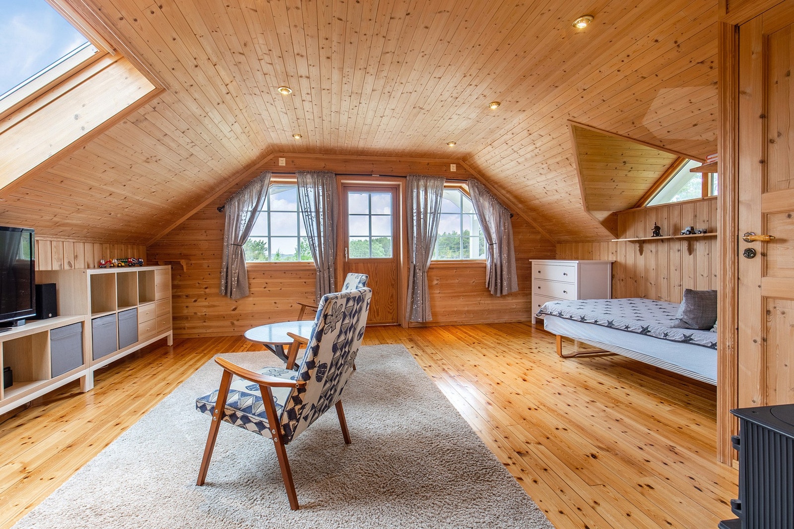 Romslig loftstue. Galleribilde