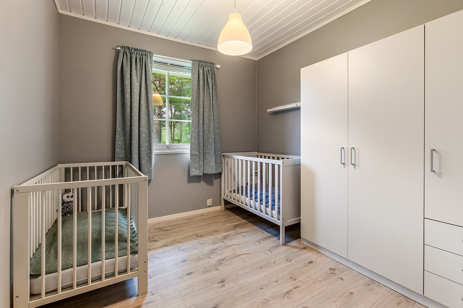 Soverom med garderobeskap. Galleribilde