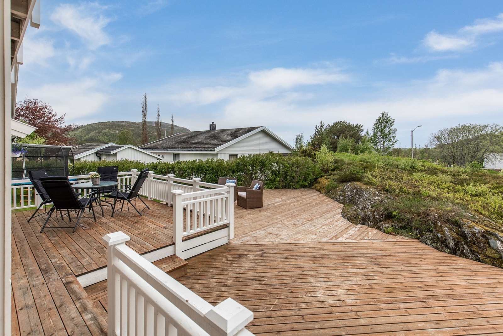 Stor og praktisk veranda. Rikelig med plass til utemøbler, grill, med mer. Galleribilde
