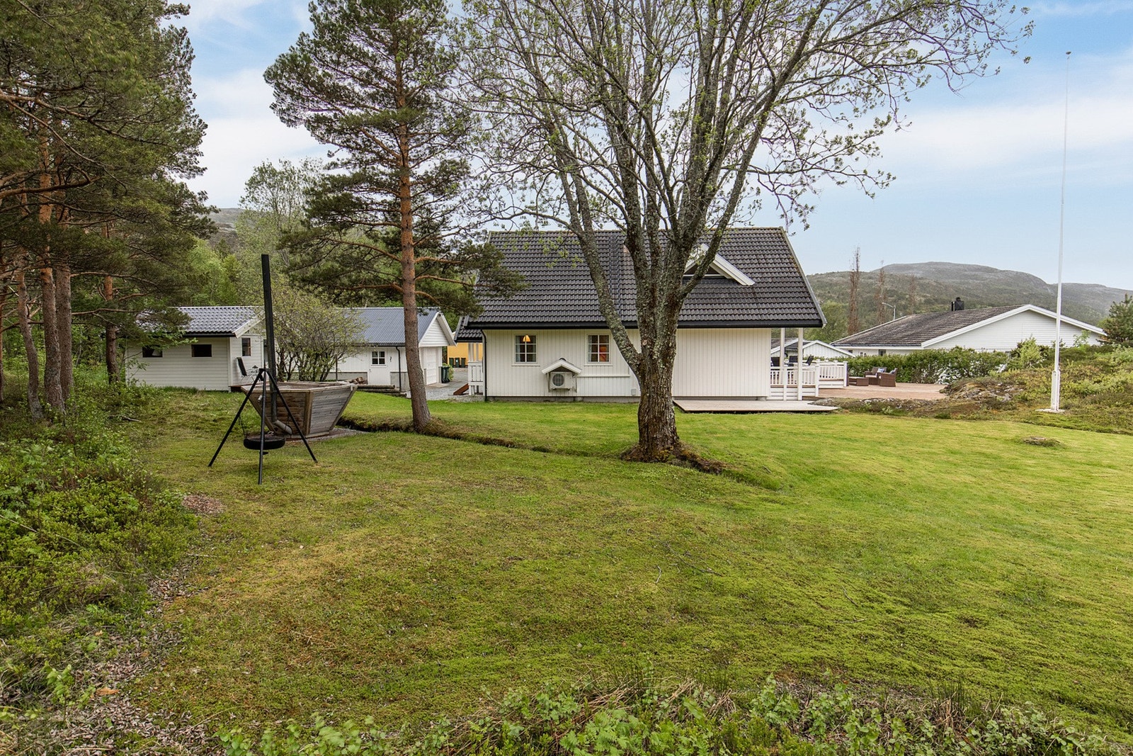 Pent opparbeidet uteområde med badestamp. Galleribilde