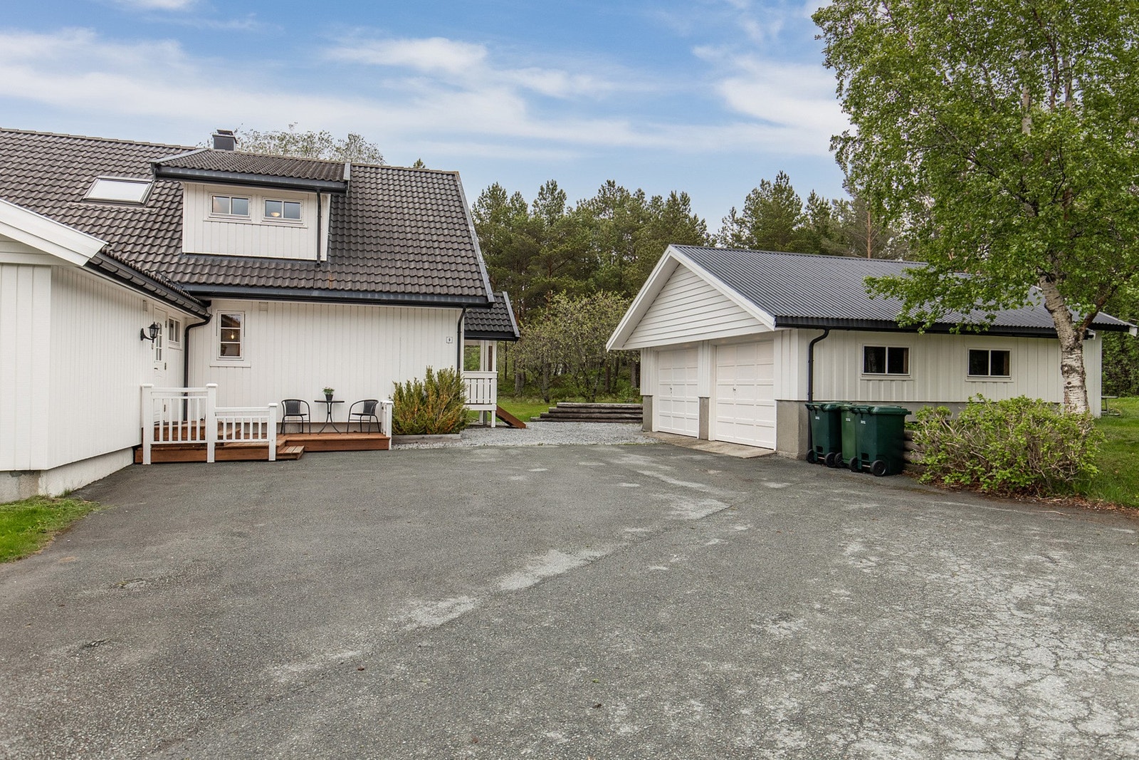 Biloppstillingsplasser og dobbelgarasje. Galleribilde