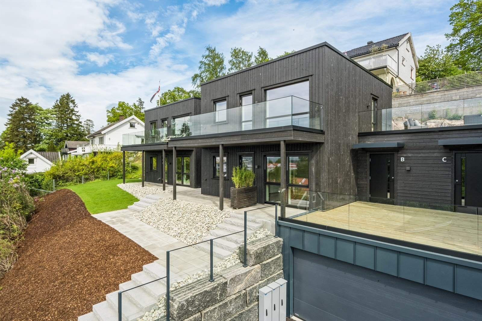 De to terrassen er private og er naturlig avdelt Galleribilde