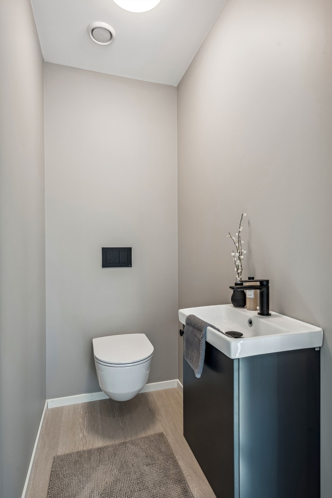 På vei ut til terrassen er det et praktisk wc-rom Galleribilde