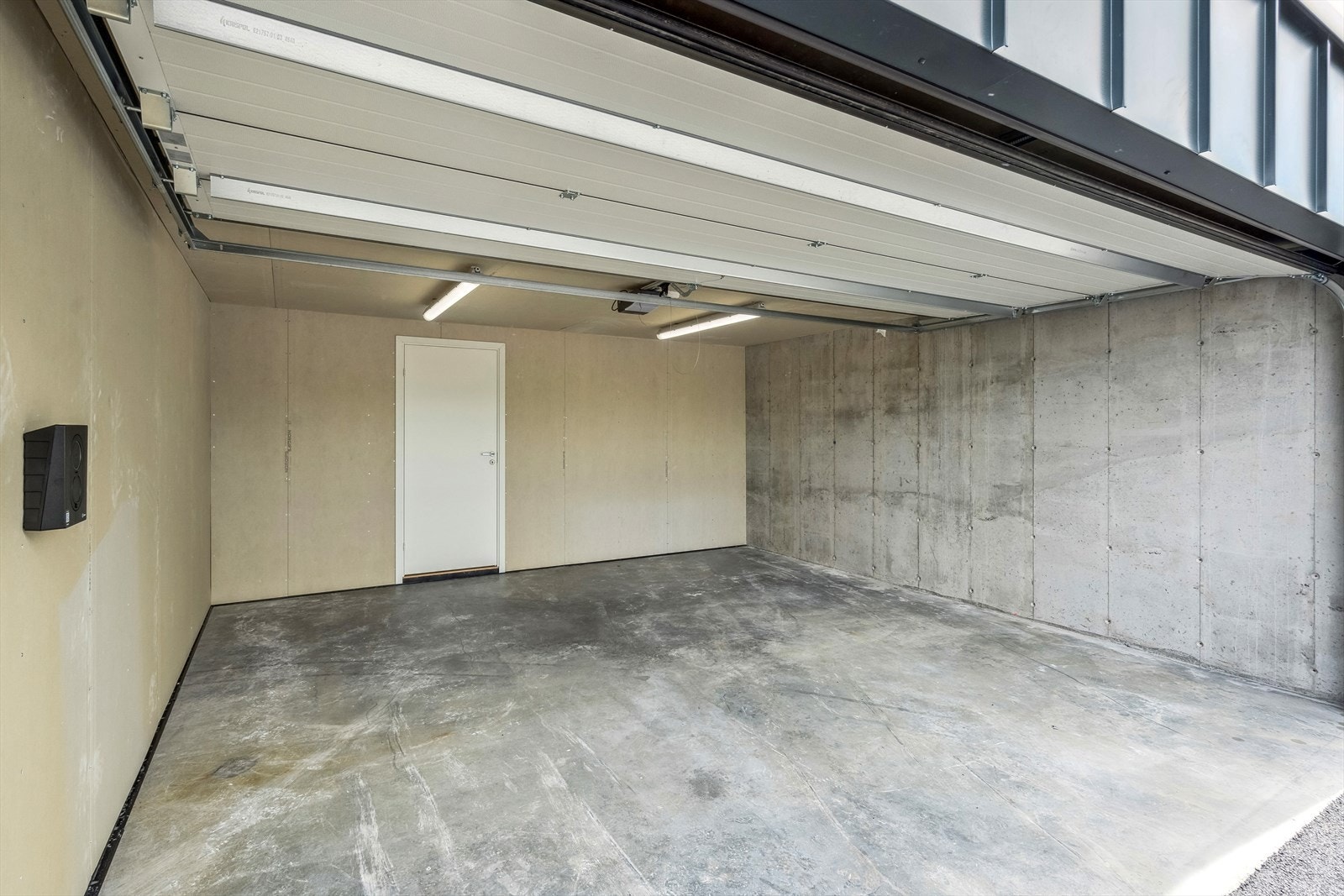 Dobbel garasje med bod i bakkant Galleribilde