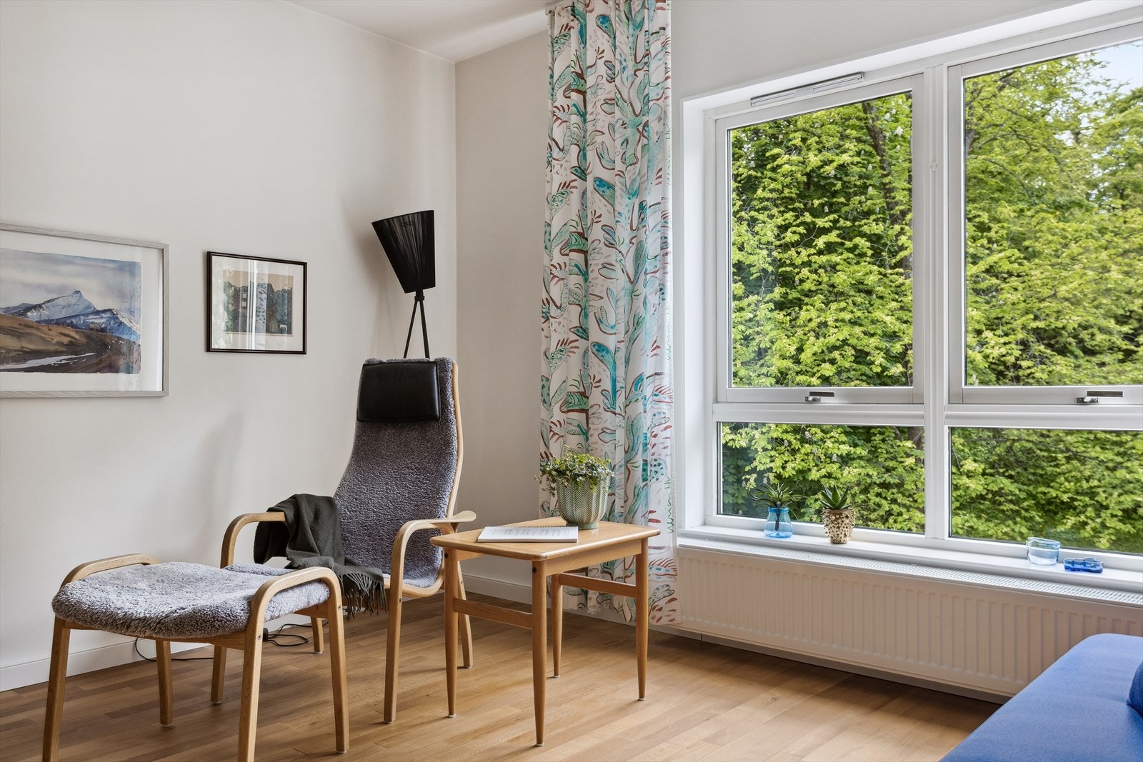 Vannbåren varme med radiator i stue. Varmtvann er inkludert i felleskostnadene Galleribilde