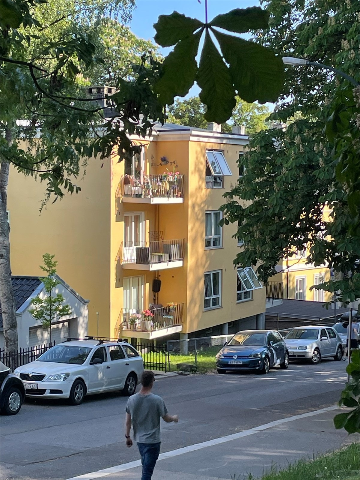 Leilighetsbygget ligger fint til med parken som nærmeste nabo. Galleribilde