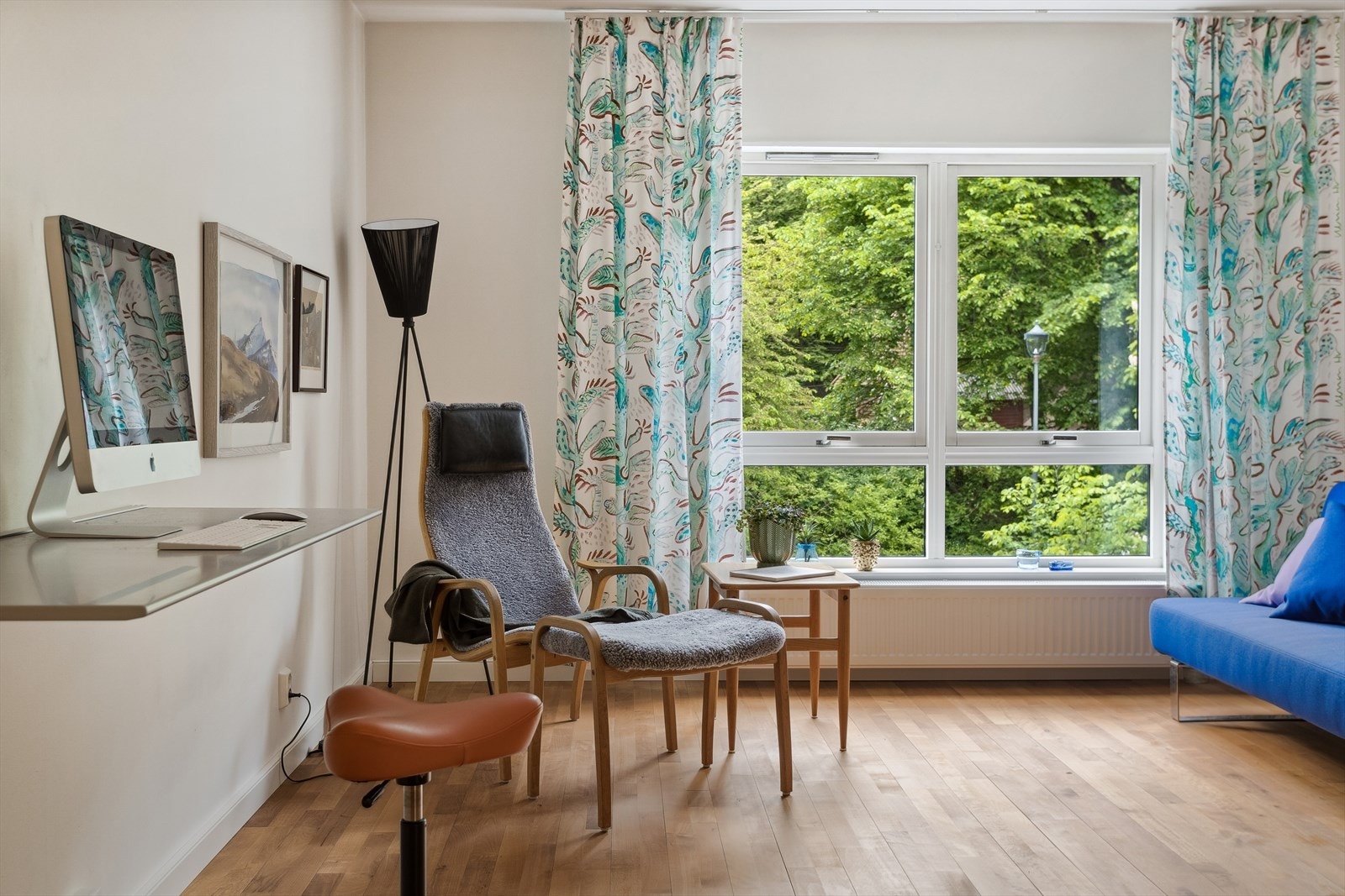 Leiligheten har en gjennomtenkt og praktisk planløsning og er særdeles velholdt. Store vinduer sørger for rikelig med naturlig lys samt flott utsyn i grønne omgivelser Galleribilde