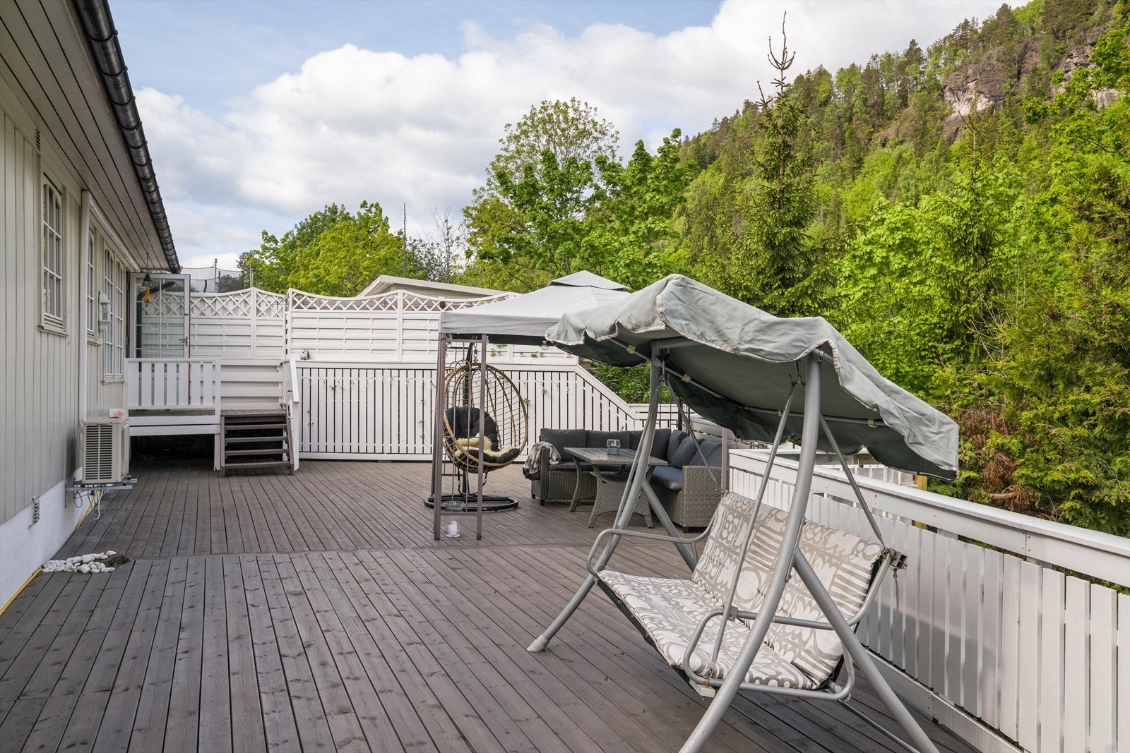 Det er god plass for loungegruppe, spisemøbler og grill Galleribilde