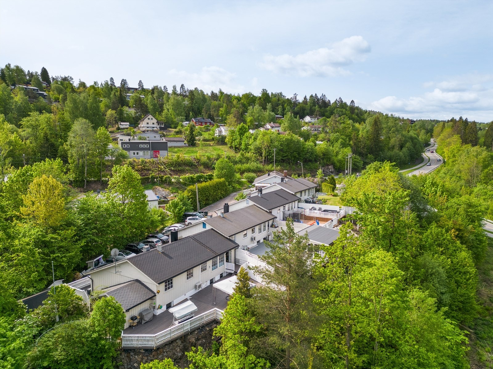 Det er nærhet til flere oppgraderte lekeplasser, diverse servicetilbud og nye Rortunet handlesenter ble åpnet i Q4 2021. I tillegg til kjøpesenteret finnes det flere andre servicetilbud Galleribilde