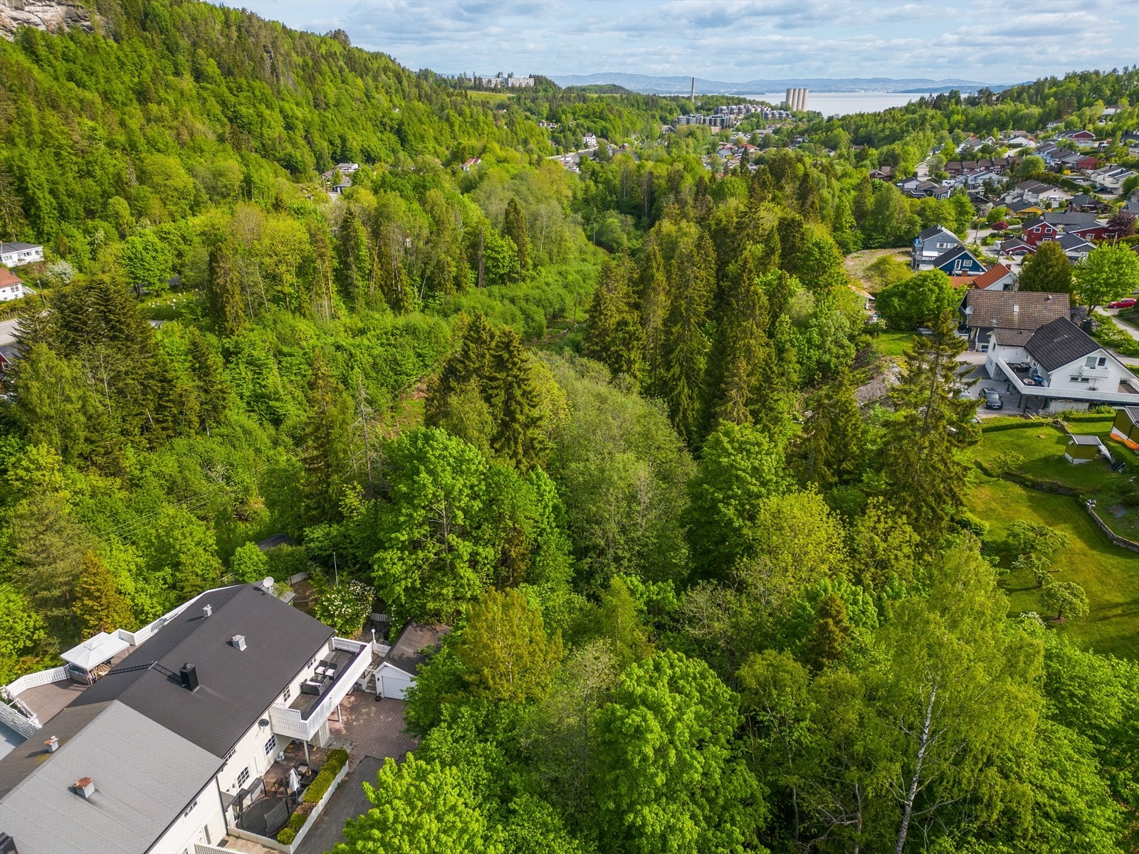 Det er kort vei til Oslofjorden og flotte friområder. Her finner du gode rekreasjonsmuligheter med flere badestrender og båtliv, samt kyststi og marka med ski- og turterreng Galleribilde