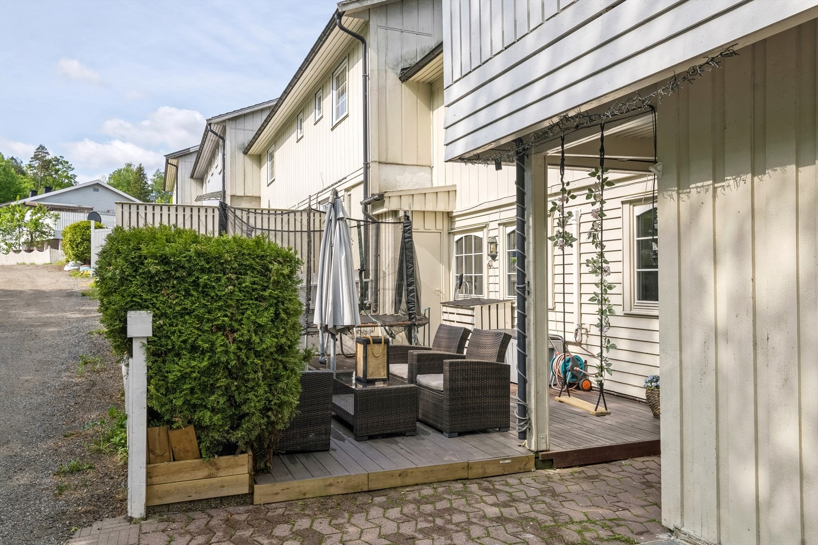 Koselig markterrasse med god plass til ønsket utemøblement og grill Galleribilde