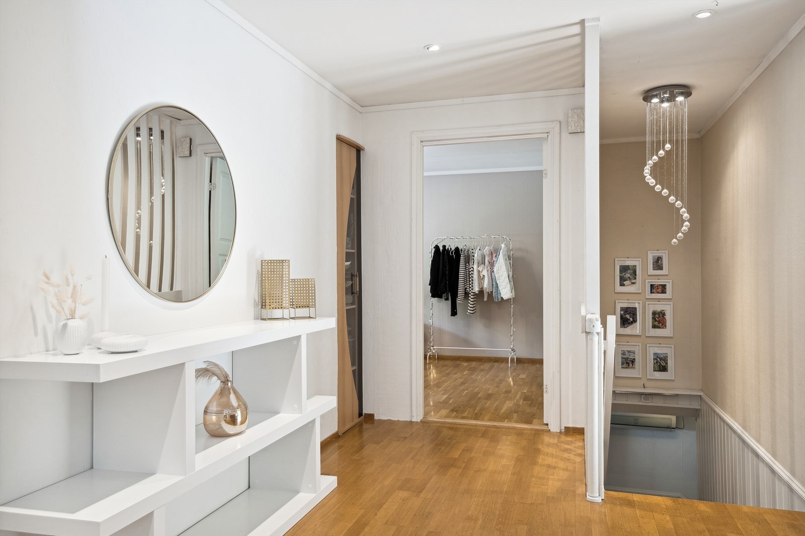 Trappen fører deg ned til inngangspartiet Galleribilde