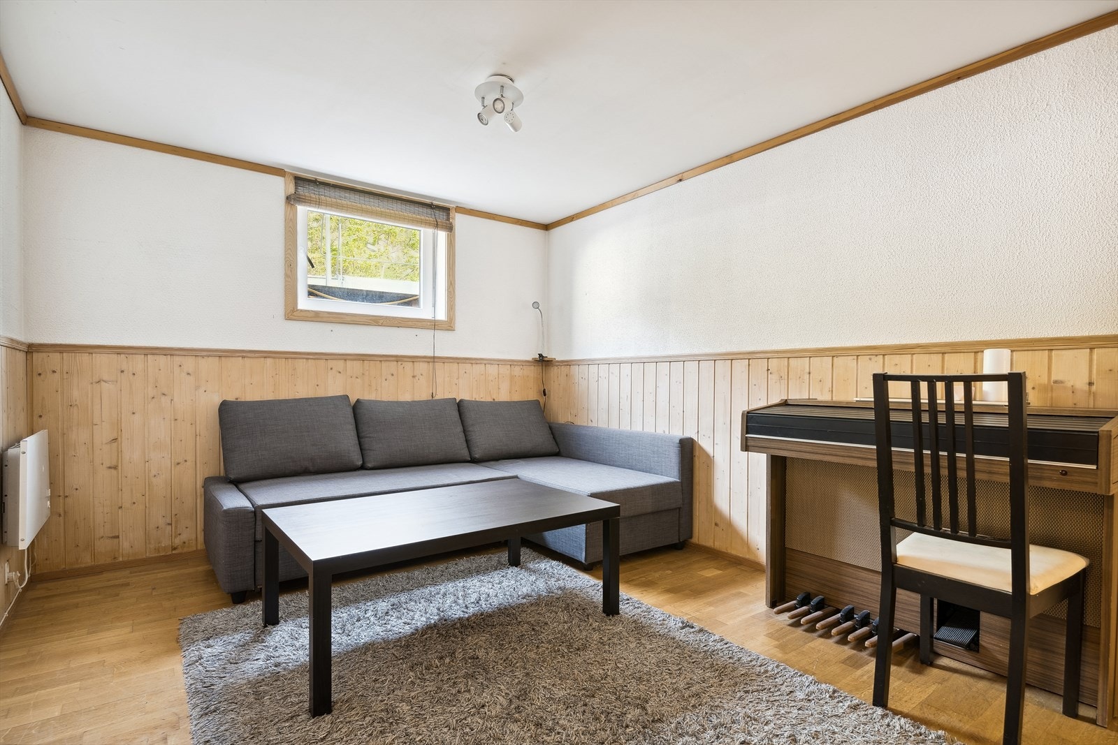 Stue med plass for sofa, tv-møbler og spisegruppe Galleribilde