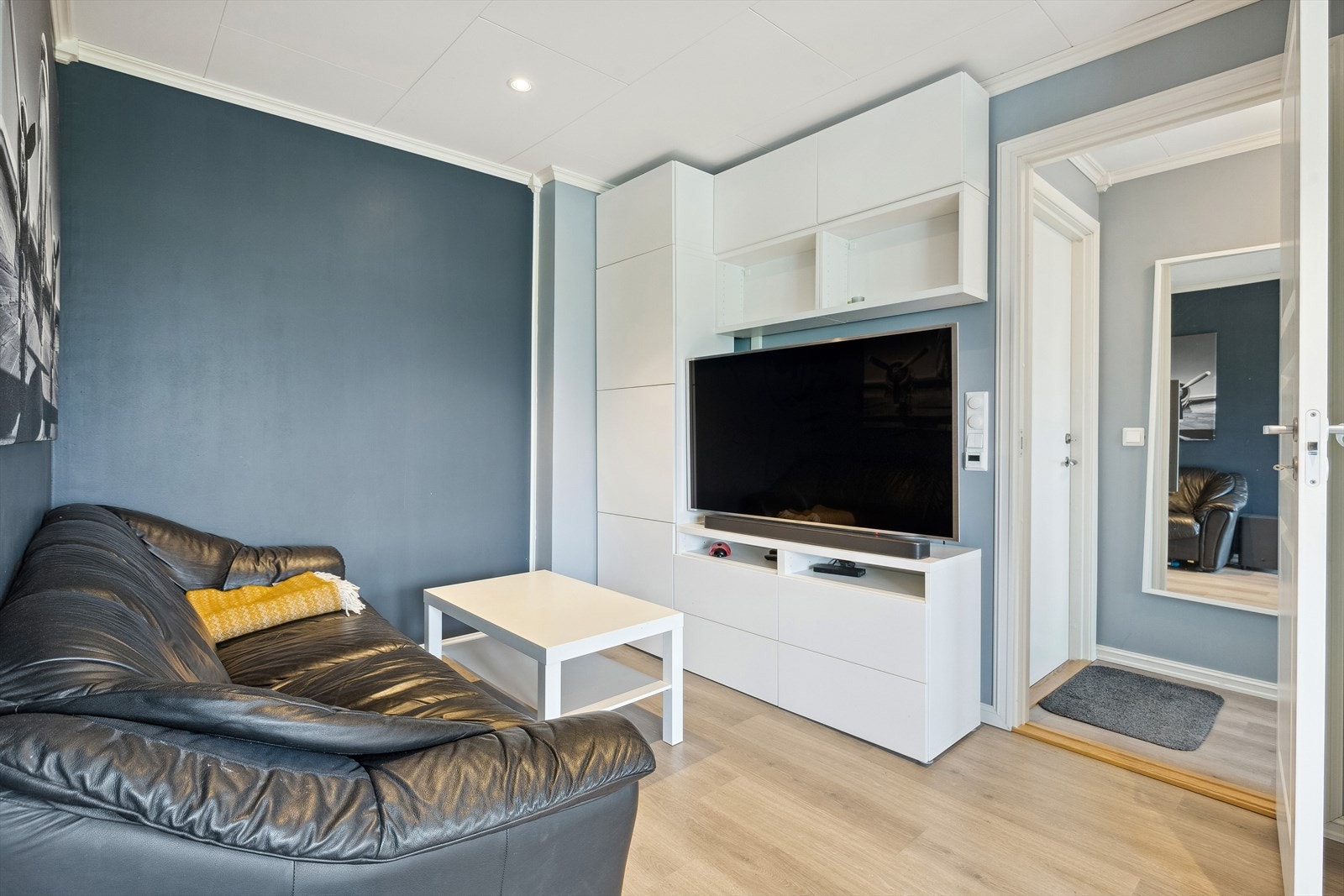 Koselig TV-krok på stuen til hyggelige TV-kvelder med familie og venner. Galleribilde