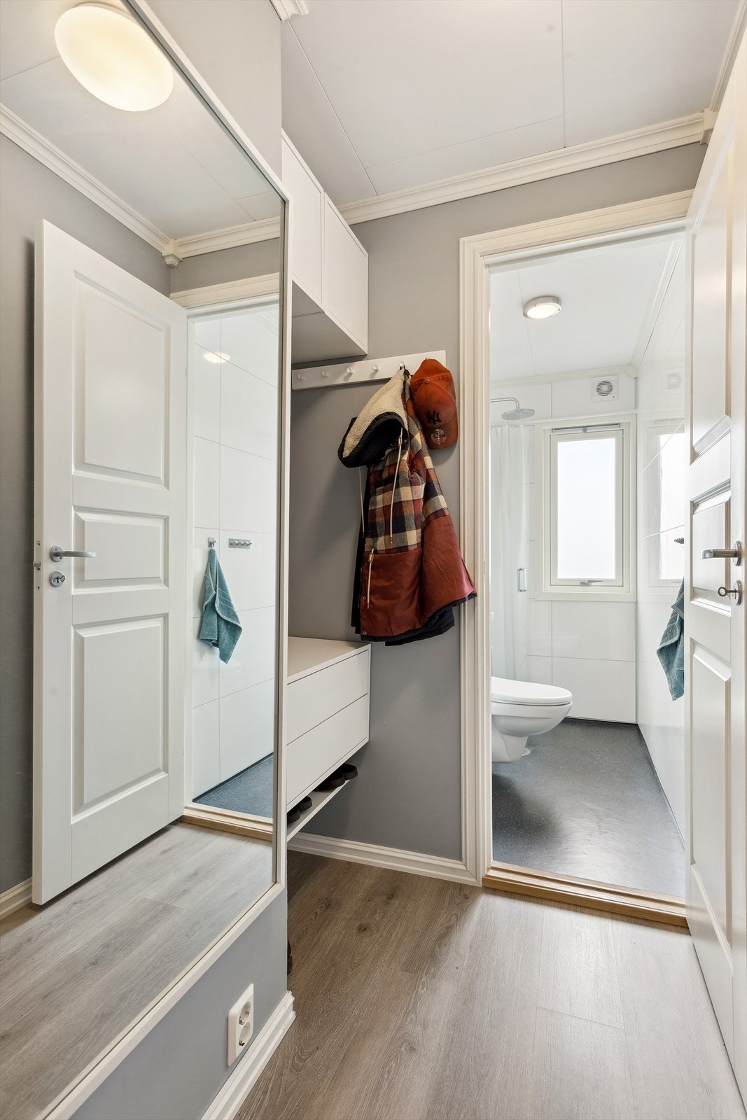 Velkommen inn til Nedre Engan 5. Lys og fin entrè med plass til speil-/skyvedørsgarderobe. Galleribilde