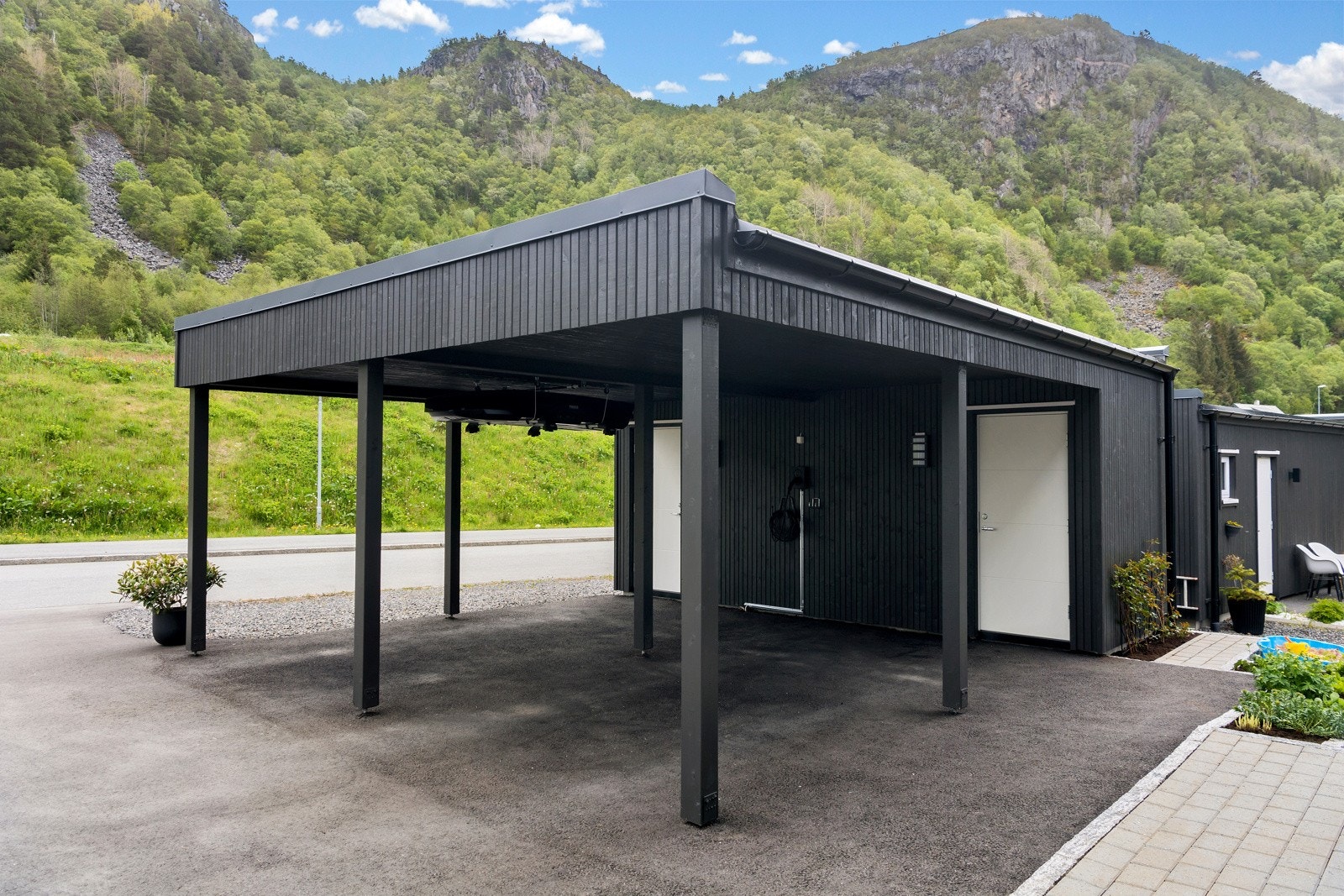 2 carporter og 2 sportsboder tilhører boligen Galleribilde