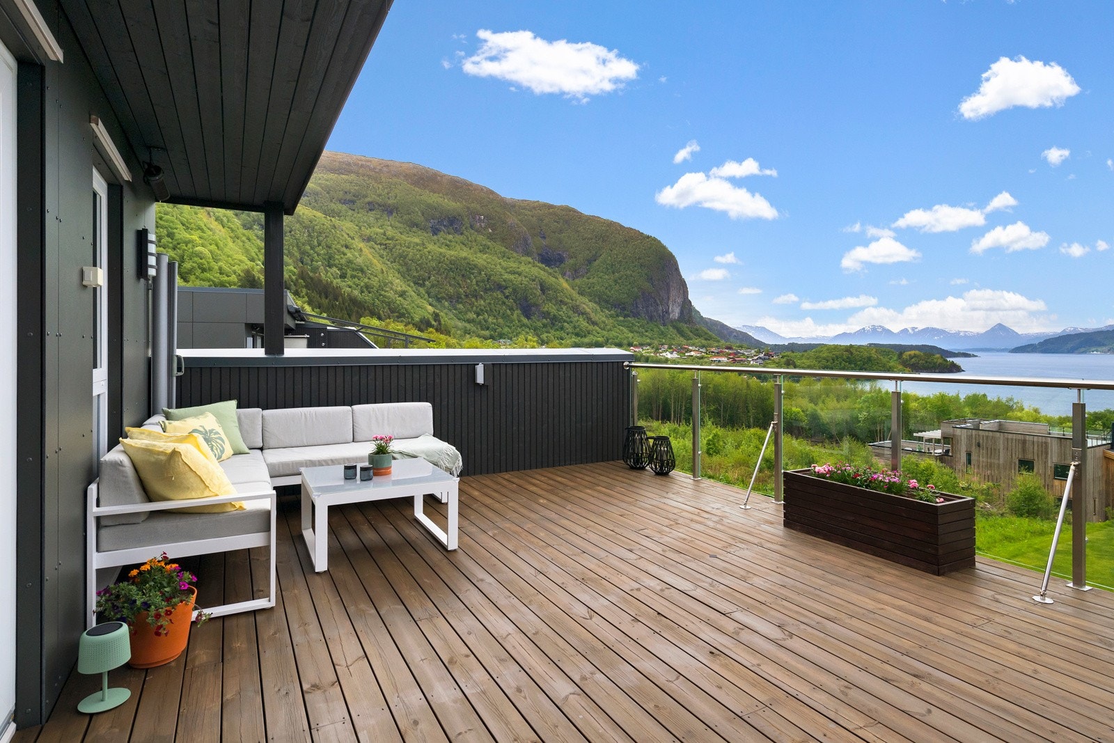 Terrasse med ettermiddags- og kveldssol Galleribilde