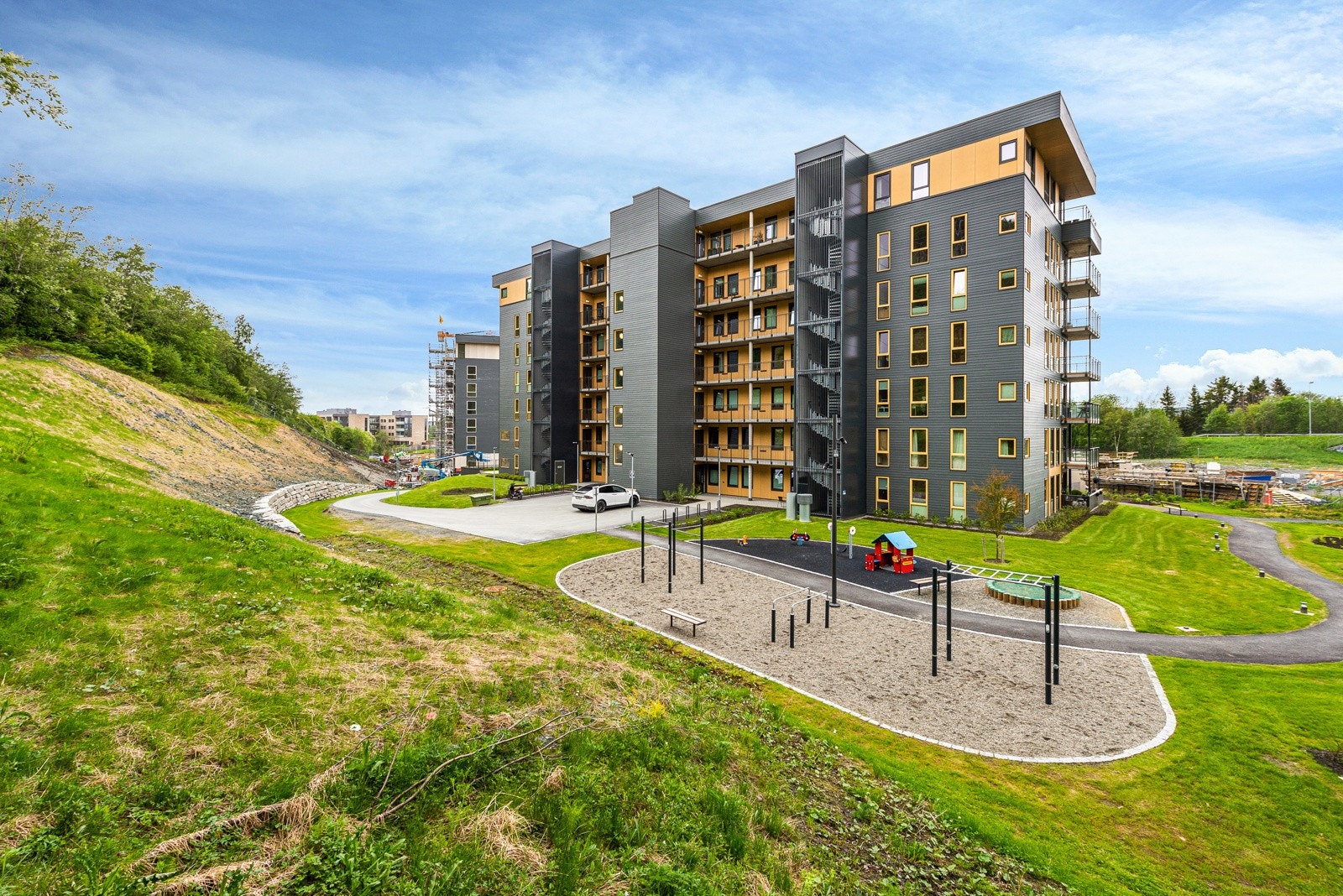 Eiendommen har fin beliggenhet rett ved Estenstadmarka. Galleribilde