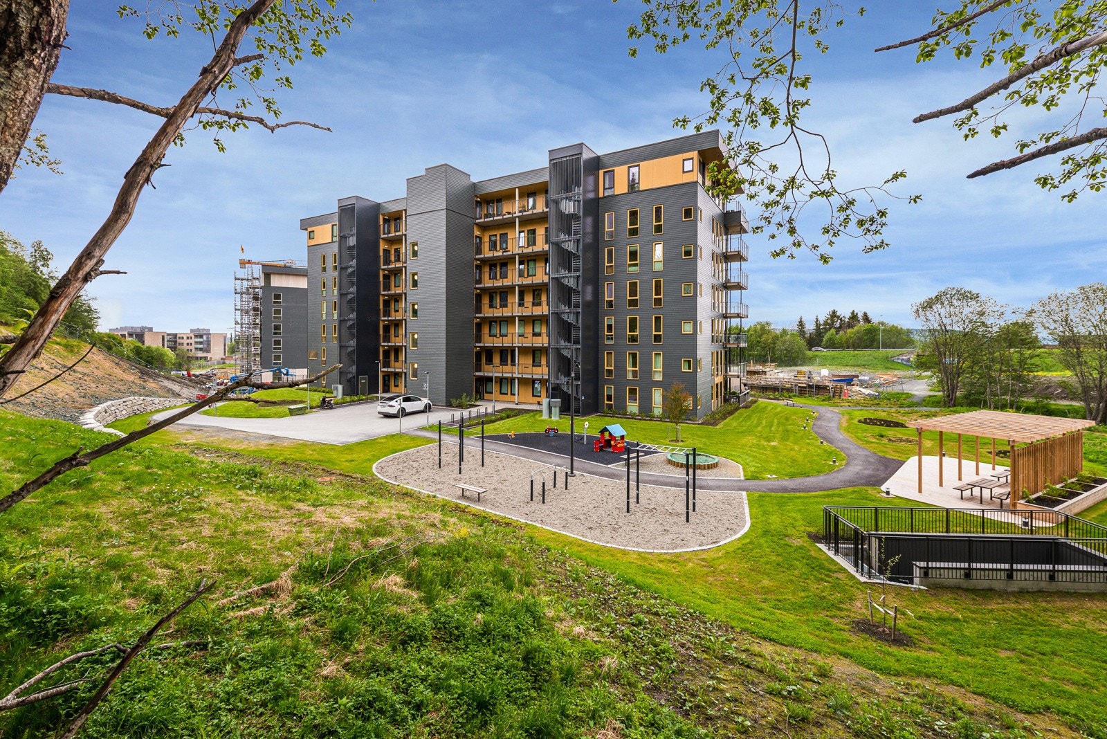 Flotte fellesarealer utenfor boligen - Lekeplass for liten og stor Galleribilde