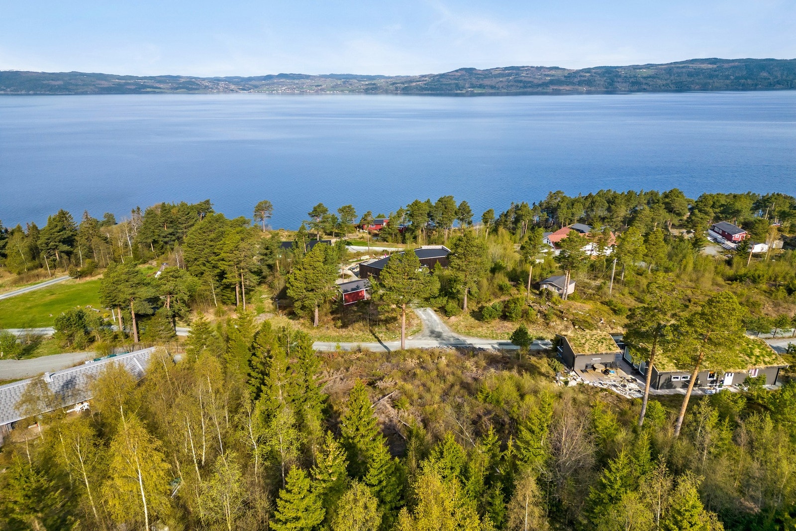 Oversiktsbilde av tomta i Vikingvegen. Storslagen utsikt. Galleribilde