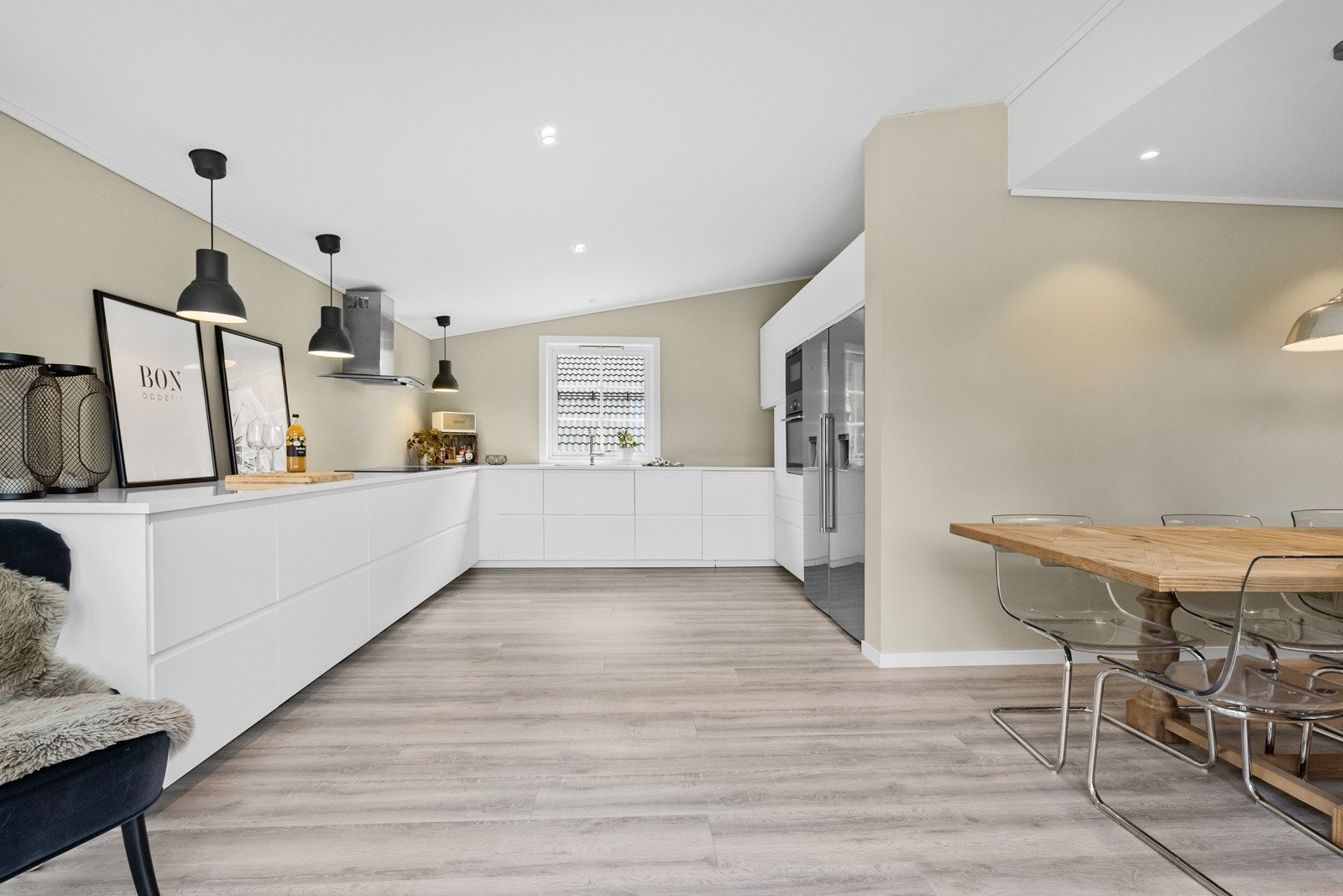 Kjøkkenet har en romslig innredning fra Ikea Galleribilde