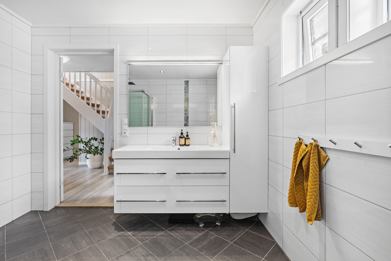 Badet har tidløse overflater og innredning Galleribilde