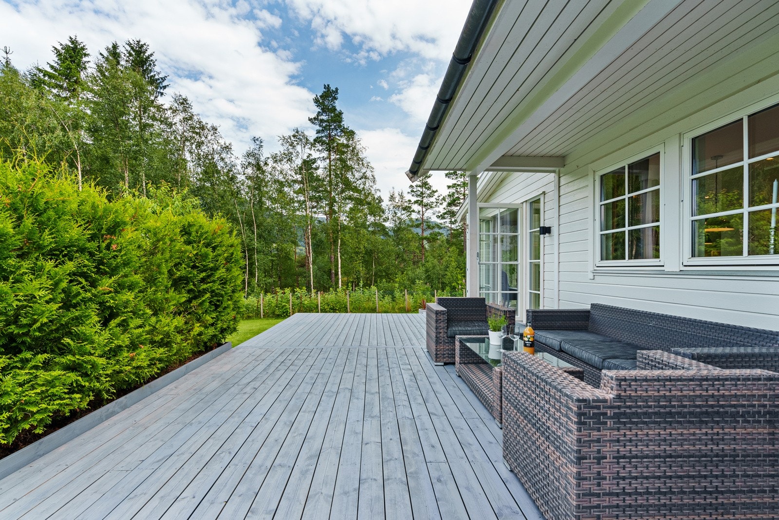 Terrasse i tilknytning til stue og kjøkken Galleribilde