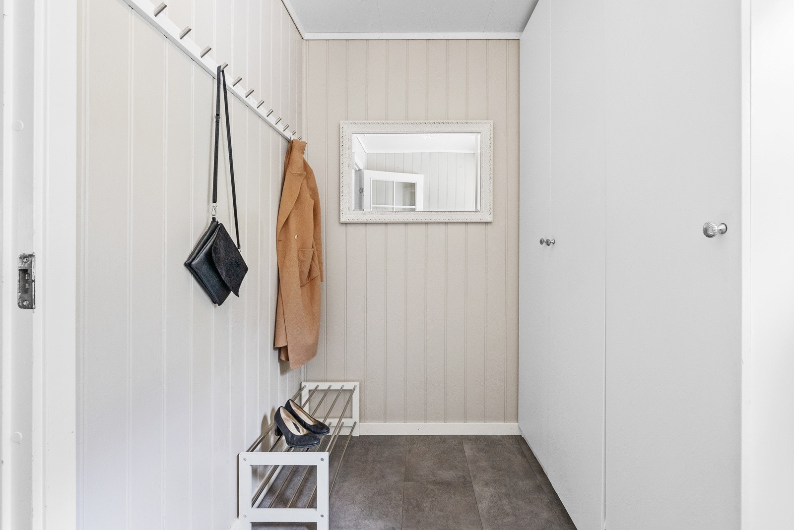 Flislagt entre med varmekabler og garderobeskap Galleribilde