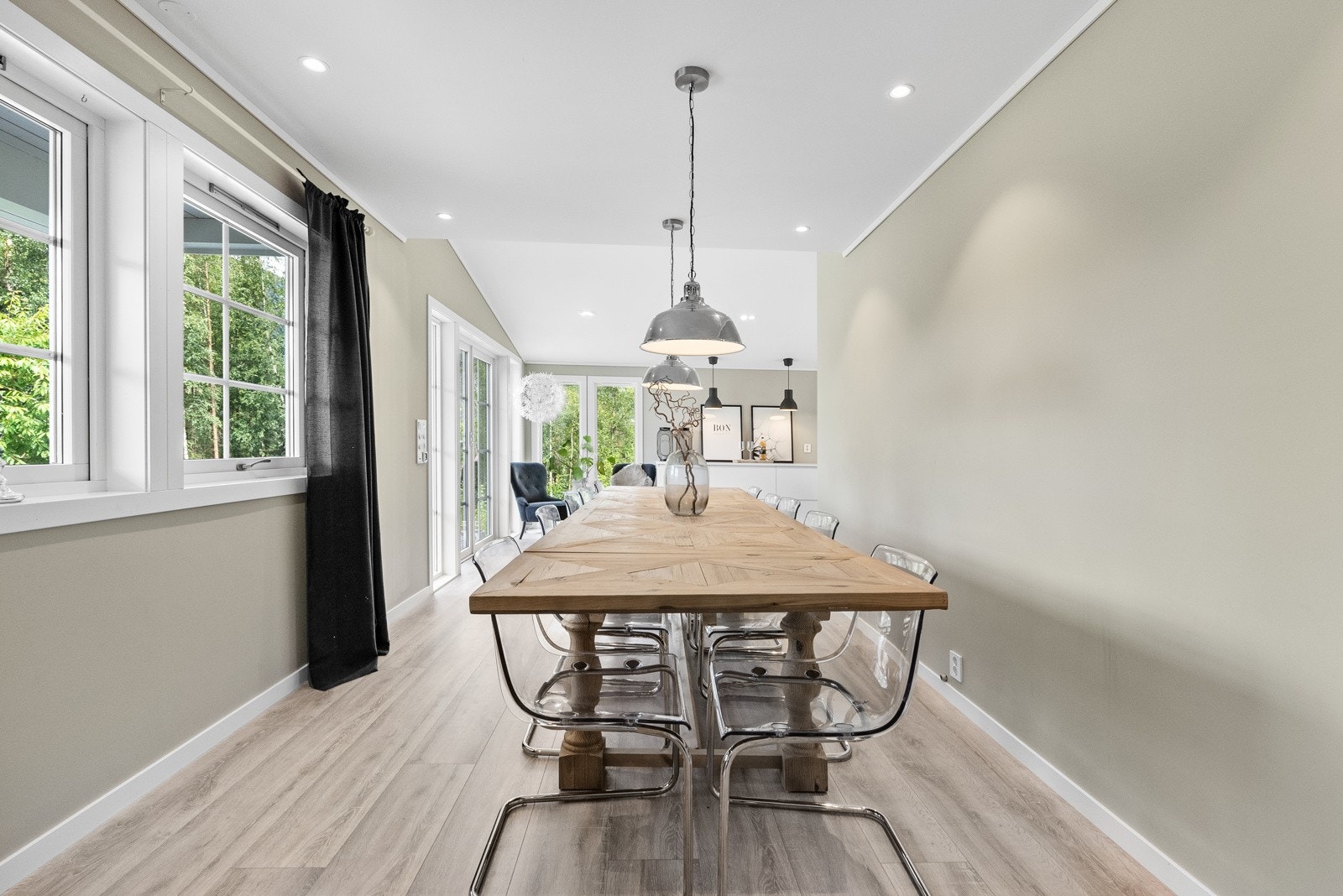 Kjøkkenet ble påbygd i 2018 og er av god størrelse Galleribilde