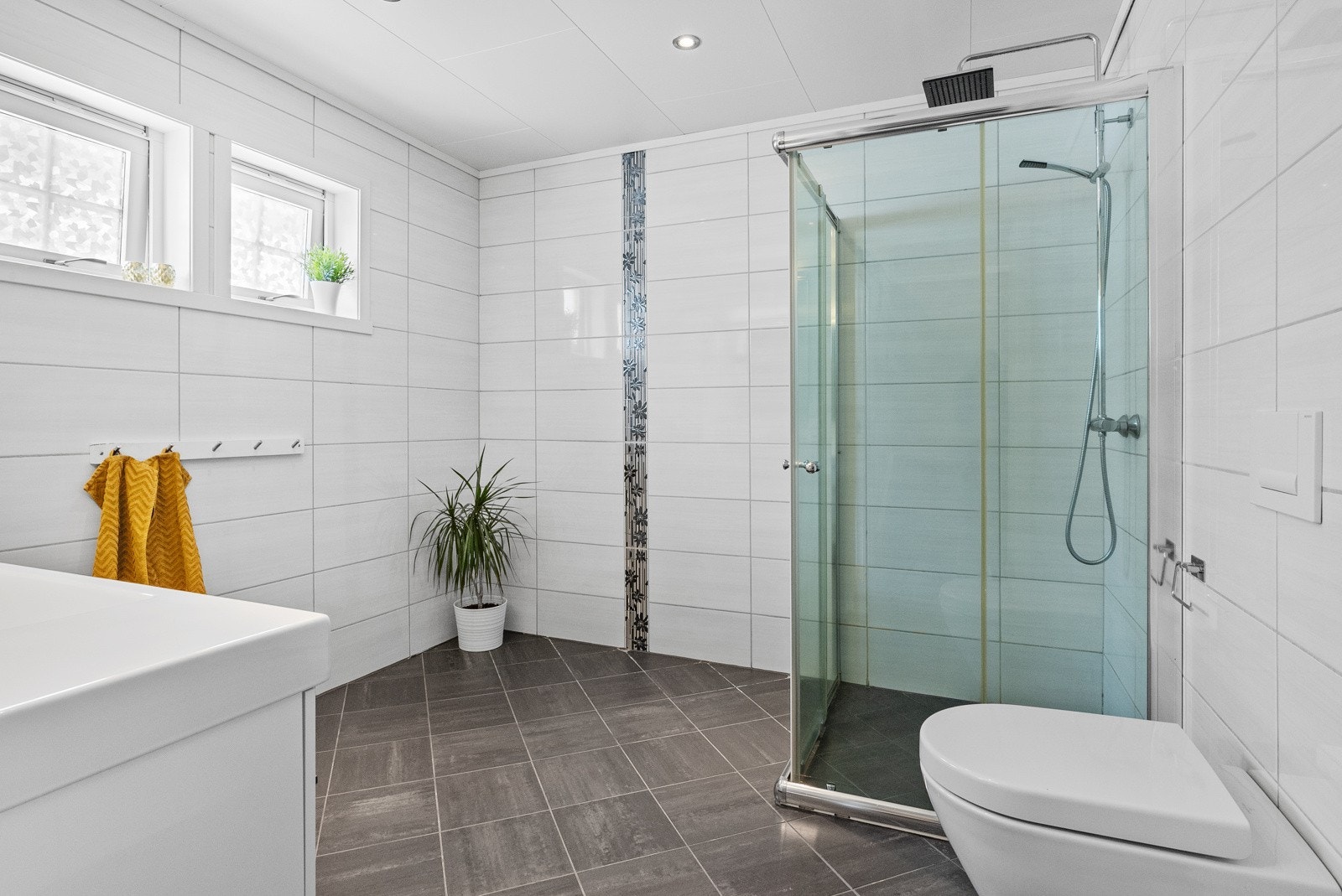 Badet har flislagte overflater og varmekabler i gulv Galleribilde