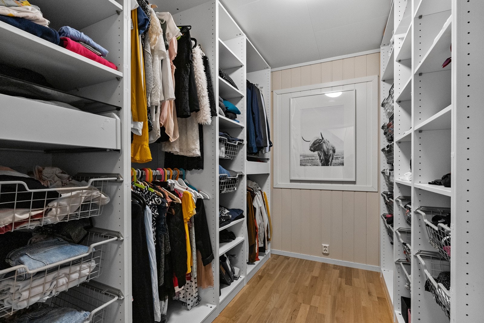 Det er innreda med eget garderoberom i 1.etg. Galleribilde