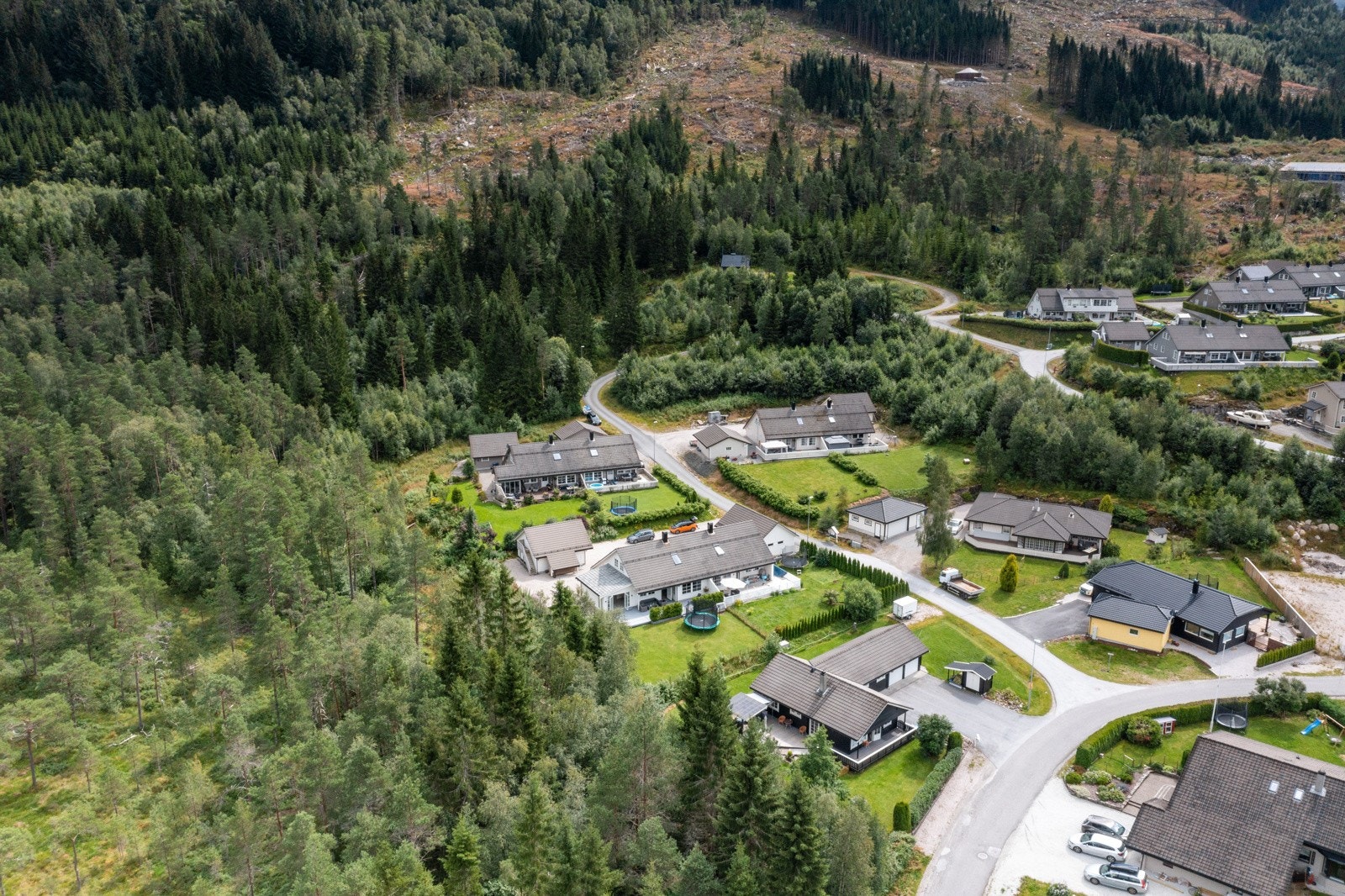 Eiendommen ligger fint til i nedre del av Steiafeltet Galleribilde