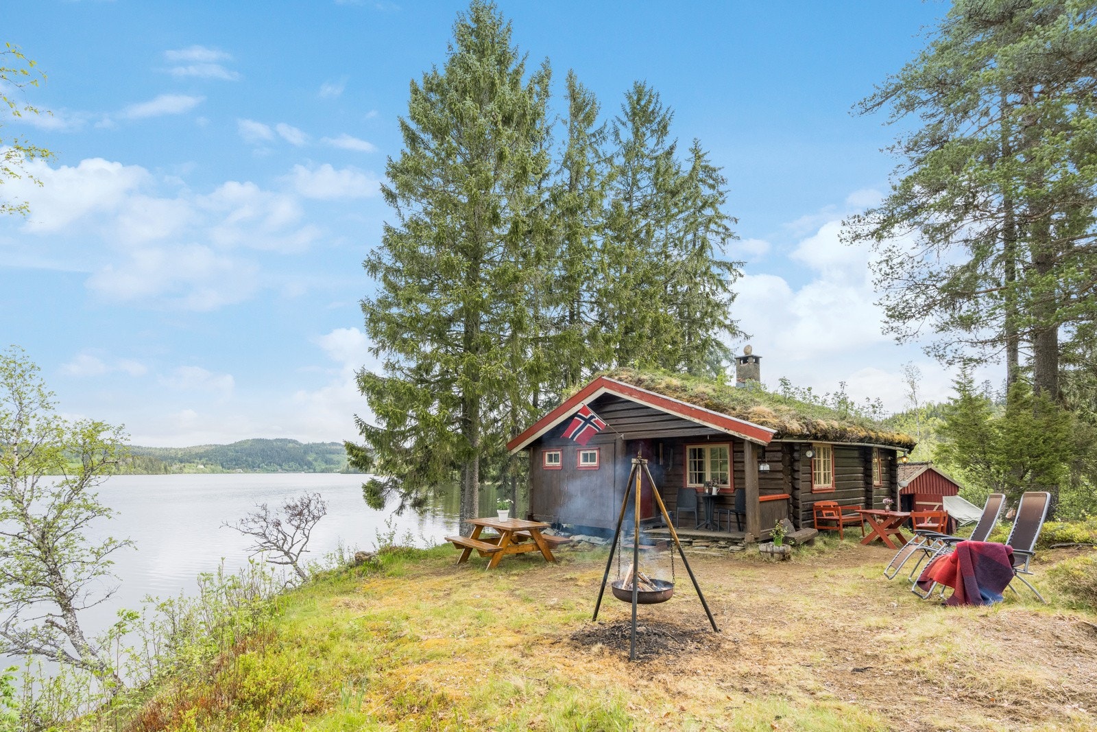 Stor eiendomstomt på 1242 kvm omkranser eiendommen. Opparbeidet i all hovedsak som naturtomt med trær, vegetasjon og masse herlige blåbærbusker rett utenfor døren. Galleribilde