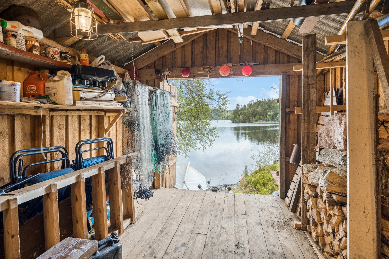 Like bak hytten har man et frittstående naust på 16 kvm. Perfekt for vinterlagring av båt og oppbevaring av utstyr. Galleribilde